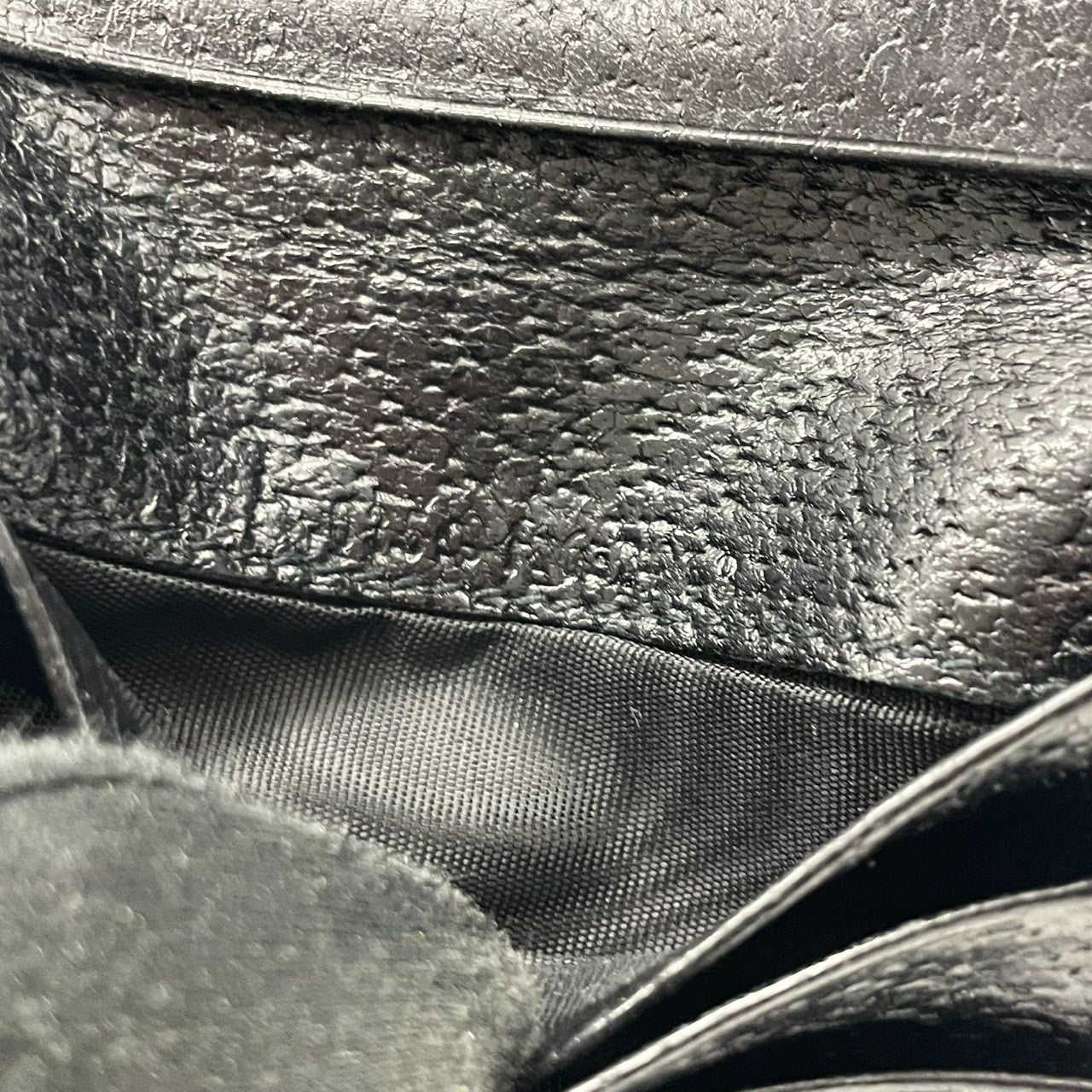 【良品】グッチ GUCCI 二つ折り財布 コンパクトウォレット レザー 本革 ブラック 黒 シルバー金具 ロゴプレート バープレート シンプル メンズ レディース ユニセックス ヴィンテージ ビンテージ オールドグッチ ビジネス 普段使い w1