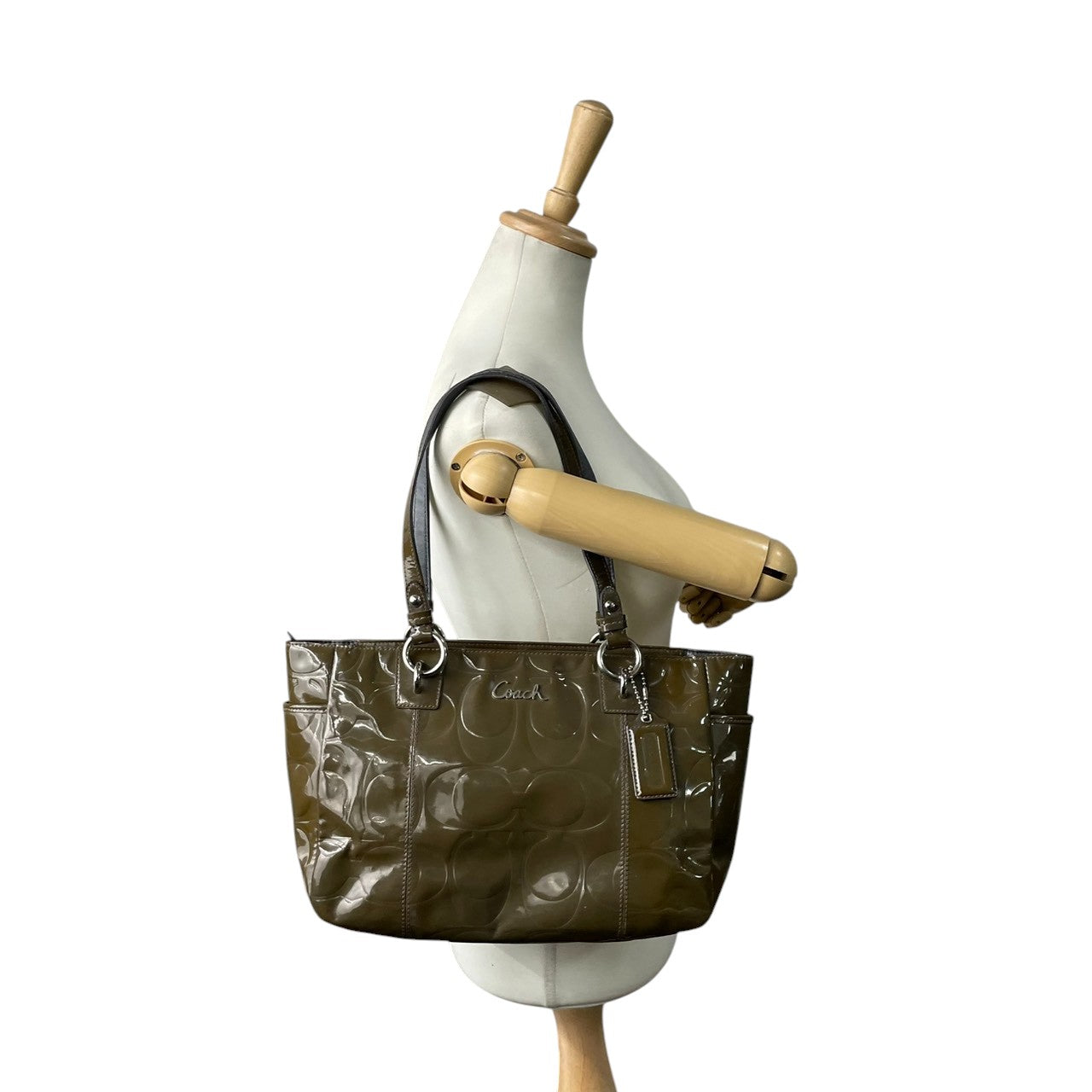 【良品】コーチ COACH ギャラリー パテントレザー トートバッグ ショルダーバッグ 肩掛け シグネチャー エンボス カーキ オリーブ グリーン 17728 メタリック エナメル A4収納可 大容量 カジュアル レディース 鞄 カバン s60