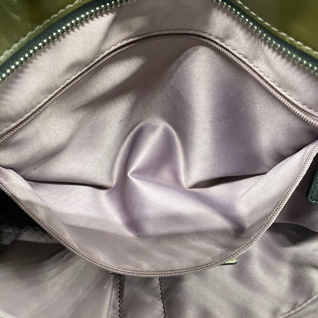 【良品】コーチ COACH ギャラリー パテントレザー トートバッグ ショルダーバッグ 肩掛け シグネチャー エンボス カーキ オリーブ グリーン 17728 メタリック エナメル A4収納可 大容量 カジュアル レディース 鞄 カバン s60