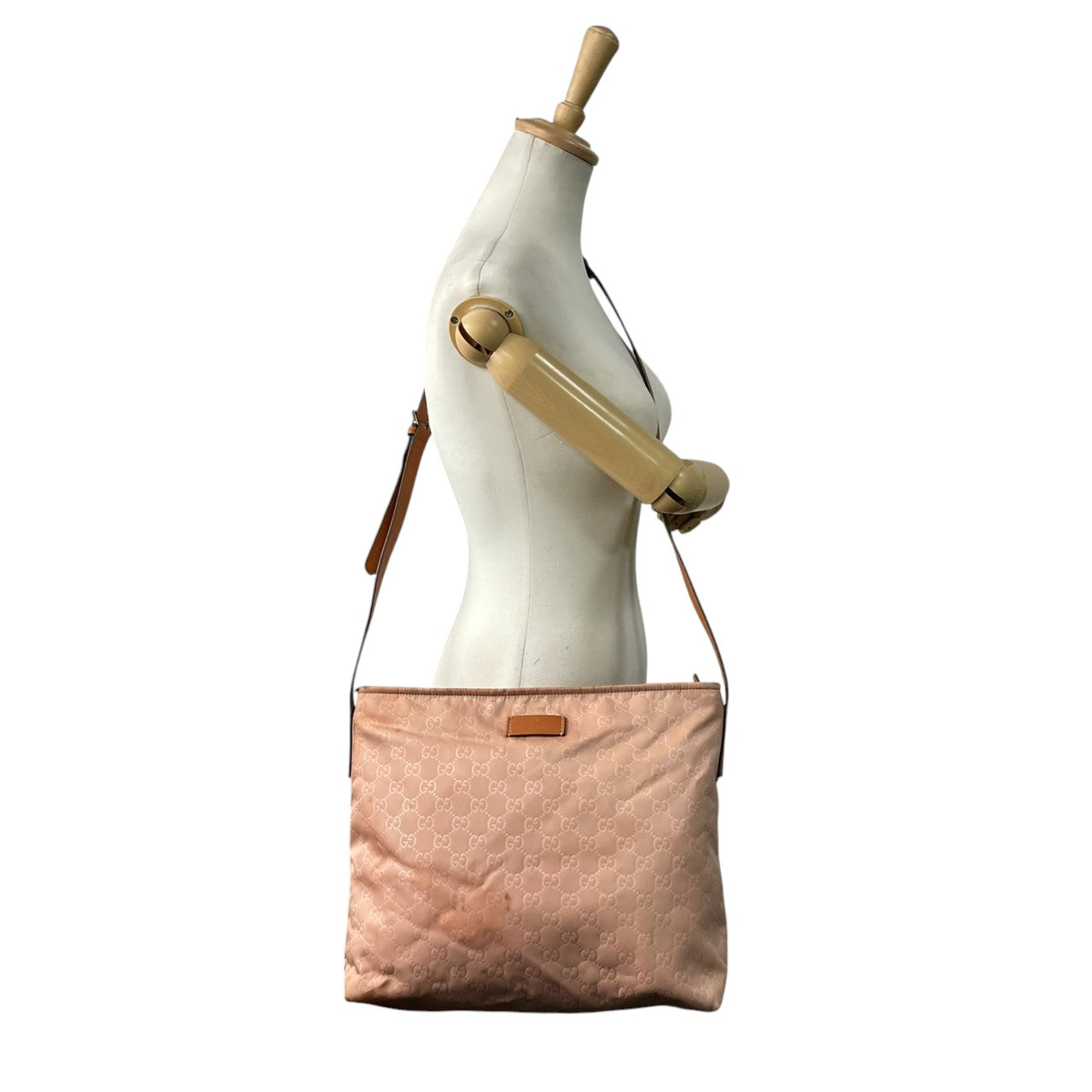 グッチ GUCCI ショルダーバッグ 斜め掛け クロスボディ GG柄 ナイロン レザー ピンク ブラウン キャメル 軽量 軽い カジュアル デイリー お出かけ 通学 レディース 鞄 カバン s61