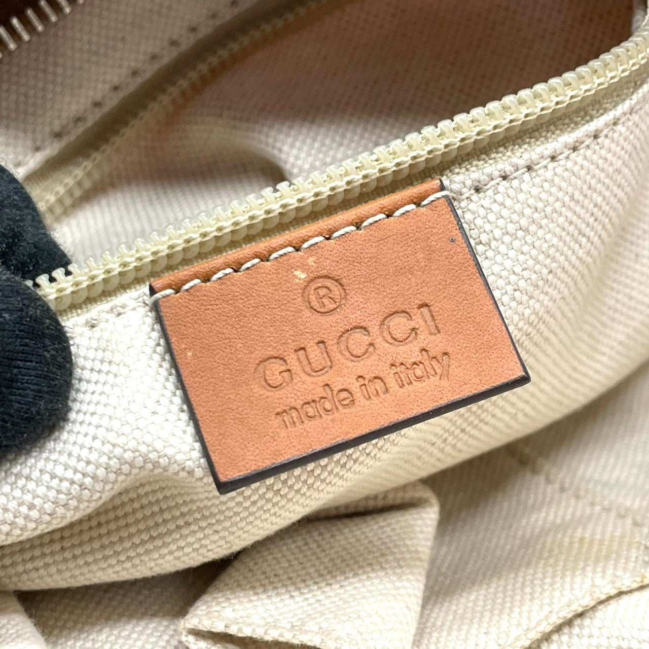 グッチ GUCCI ショルダーバッグ 斜め掛け クロスボディ GG柄 ナイロン レザー ピンク ブラウン キャメル 軽量 軽い カジュアル デイリー お出かけ 通学 レディース 鞄 カバン s61
