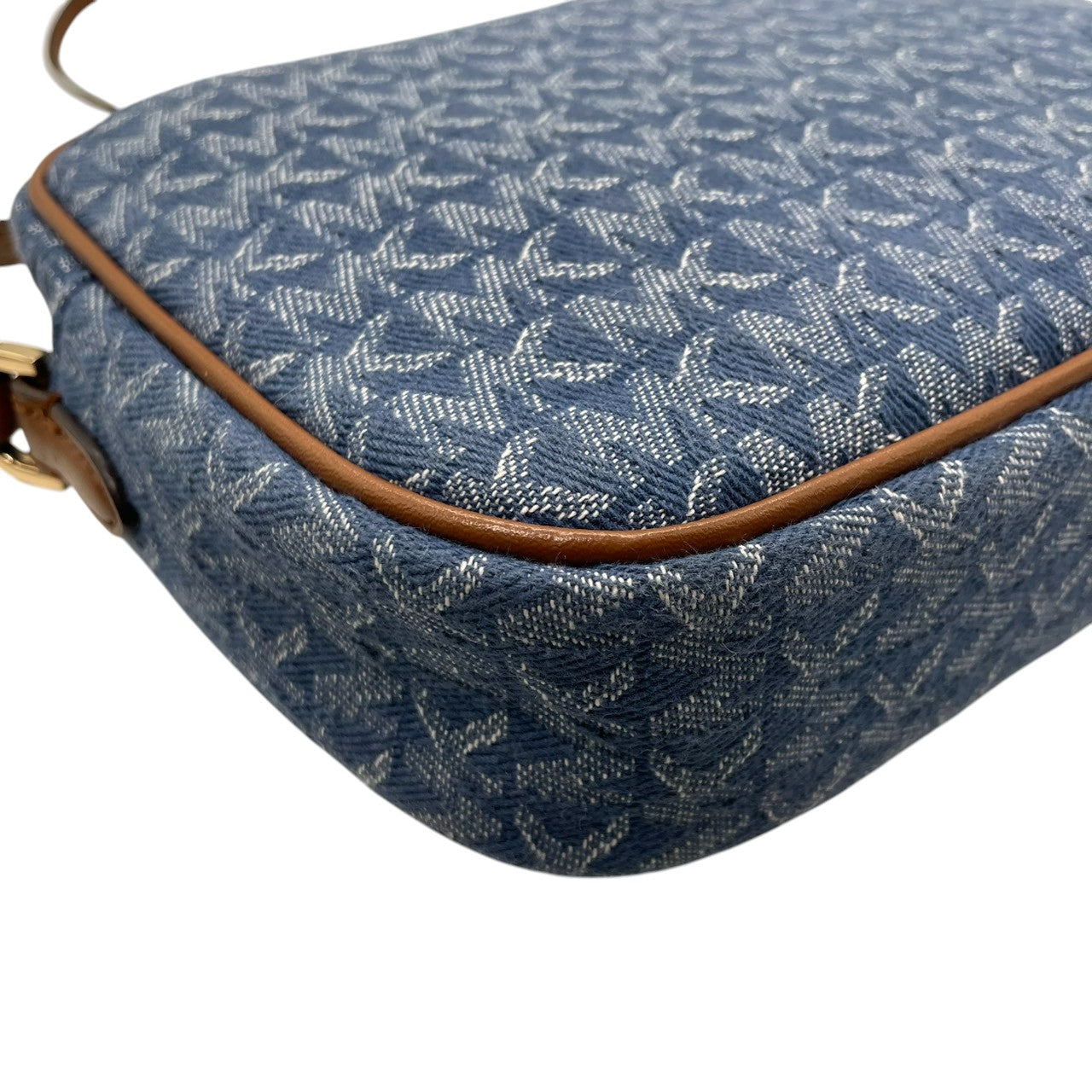 【美品】マイケルコース Michael Kors ショルダーバッグ 斜め掛け ポシェット カメラバッグ デニム調 キャンバス レザー ブルー インディゴ ブラウン 茶色 MKロゴ 総柄 ゴールド金具 チェーン 軽量 コンパクト レディース 鞄 カバン s68