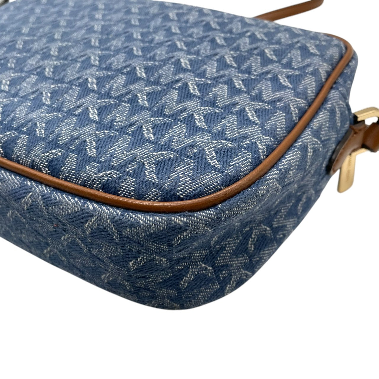 【美品】マイケルコース Michael Kors ショルダーバッグ 斜め掛け ポシェット カメラバッグ デニム調 キャンバス レザー ブルー インディゴ ブラウン 茶色 MKロゴ 総柄 ゴールド金具 チェーン 軽量 コンパクト レディース 鞄 カバン s68