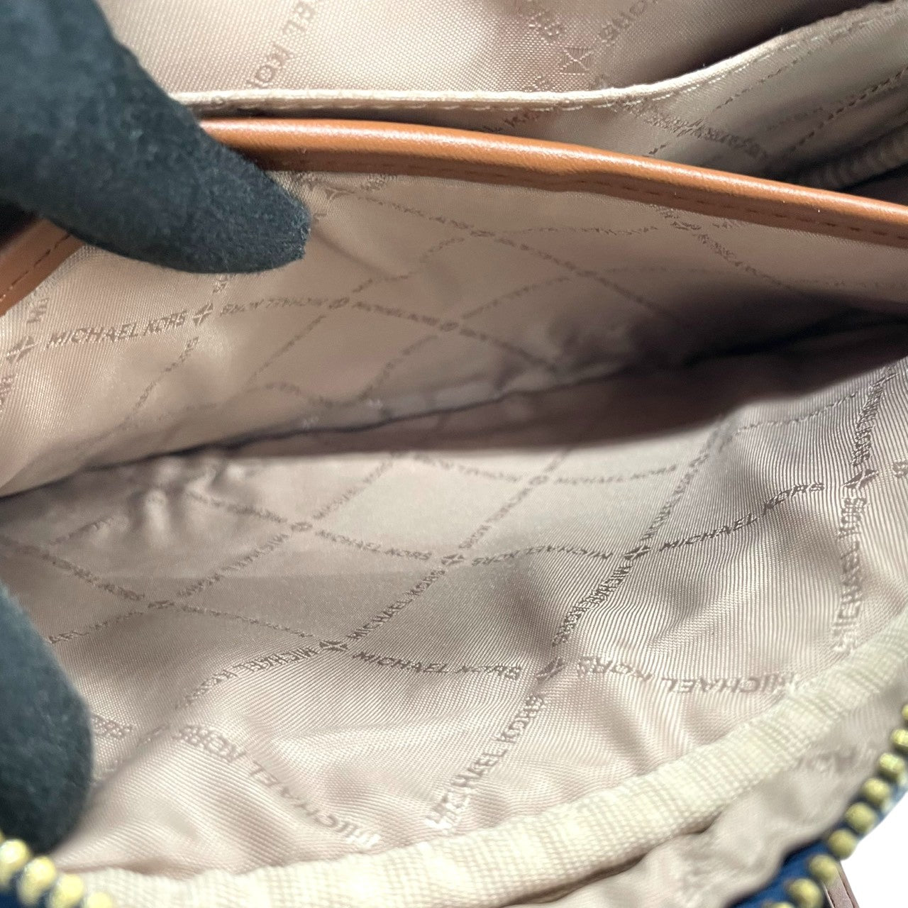 【美品】マイケルコース Michael Kors ショルダーバッグ 斜め掛け ポシェット カメラバッグ デニム調 キャンバス レザー ブルー インディゴ ブラウン 茶色 MKロゴ 総柄 ゴールド金具 チェーン 軽量 コンパクト レディース 鞄 カバン s68