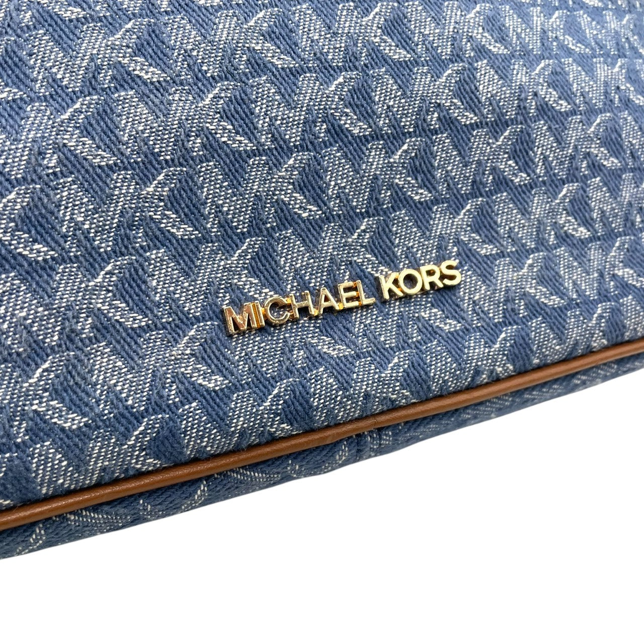 【美品】マイケルコース Michael Kors ショルダーバッグ 斜め掛け ポシェット カメラバッグ デニム調 キャンバス レザー ブルー インディゴ ブラウン 茶色 MKロゴ 総柄 ゴールド金具 チェーン 軽量 コンパクト レディース 鞄 カバン s68