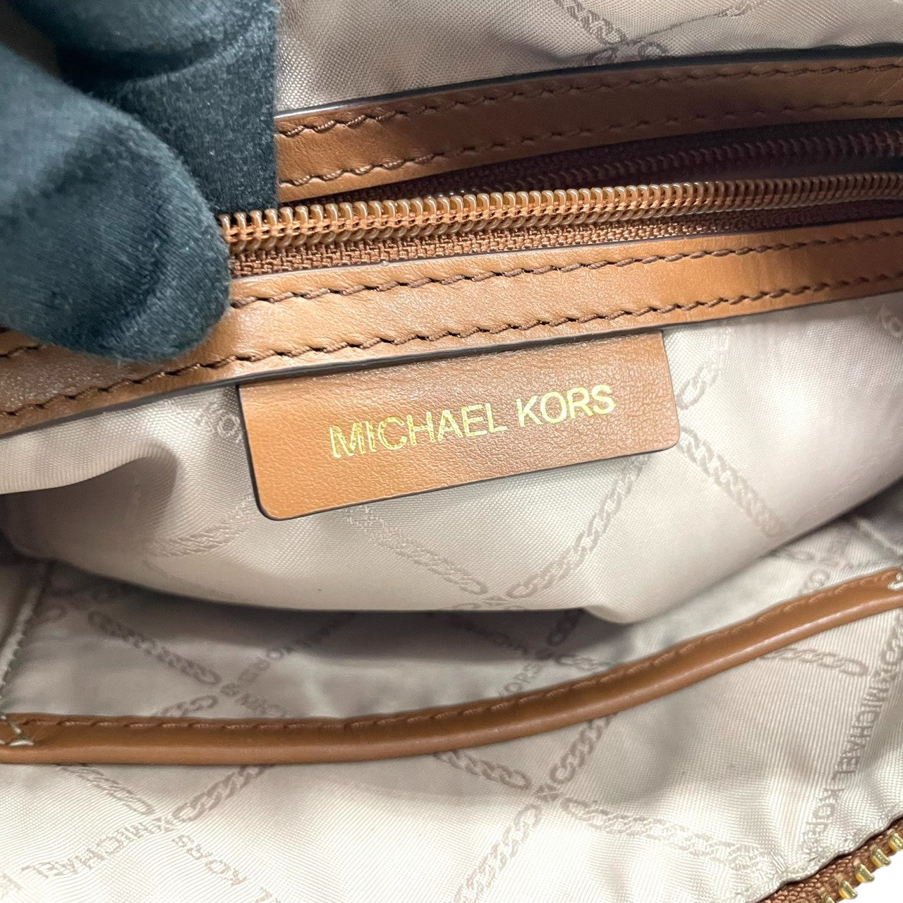 【美品】マイケルコース Michael Kors ショルダーバッグ 斜め掛け ポシェット クロスボディ レザー 本革 ブラウン 茶色 キャメル MKロゴ ゴールド金具 コンパクト 軽量 カジュアル デイリー レディース 鞄 カバン s68