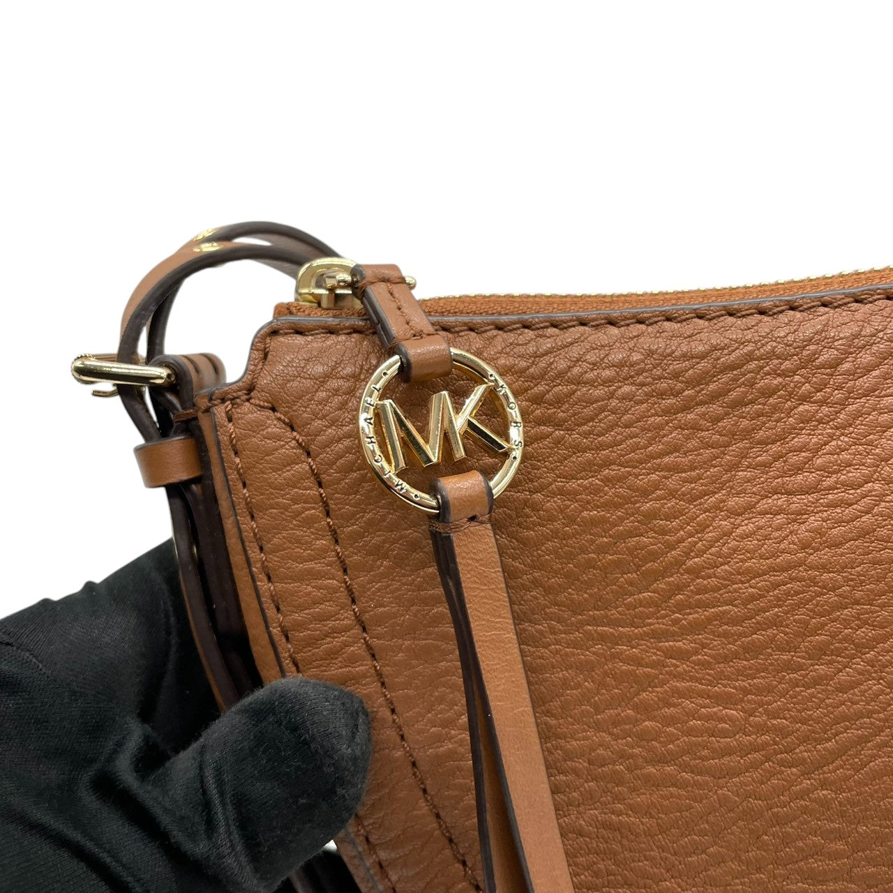 【美品】マイケルコース Michael Kors ショルダーバッグ 斜め掛け ポシェット クロスボディ レザー 本革 ブラウン 茶色 キャメル MKロゴ ゴールド金具 コンパクト 軽量 カジュアル デイリー レディース 鞄 カバン s68