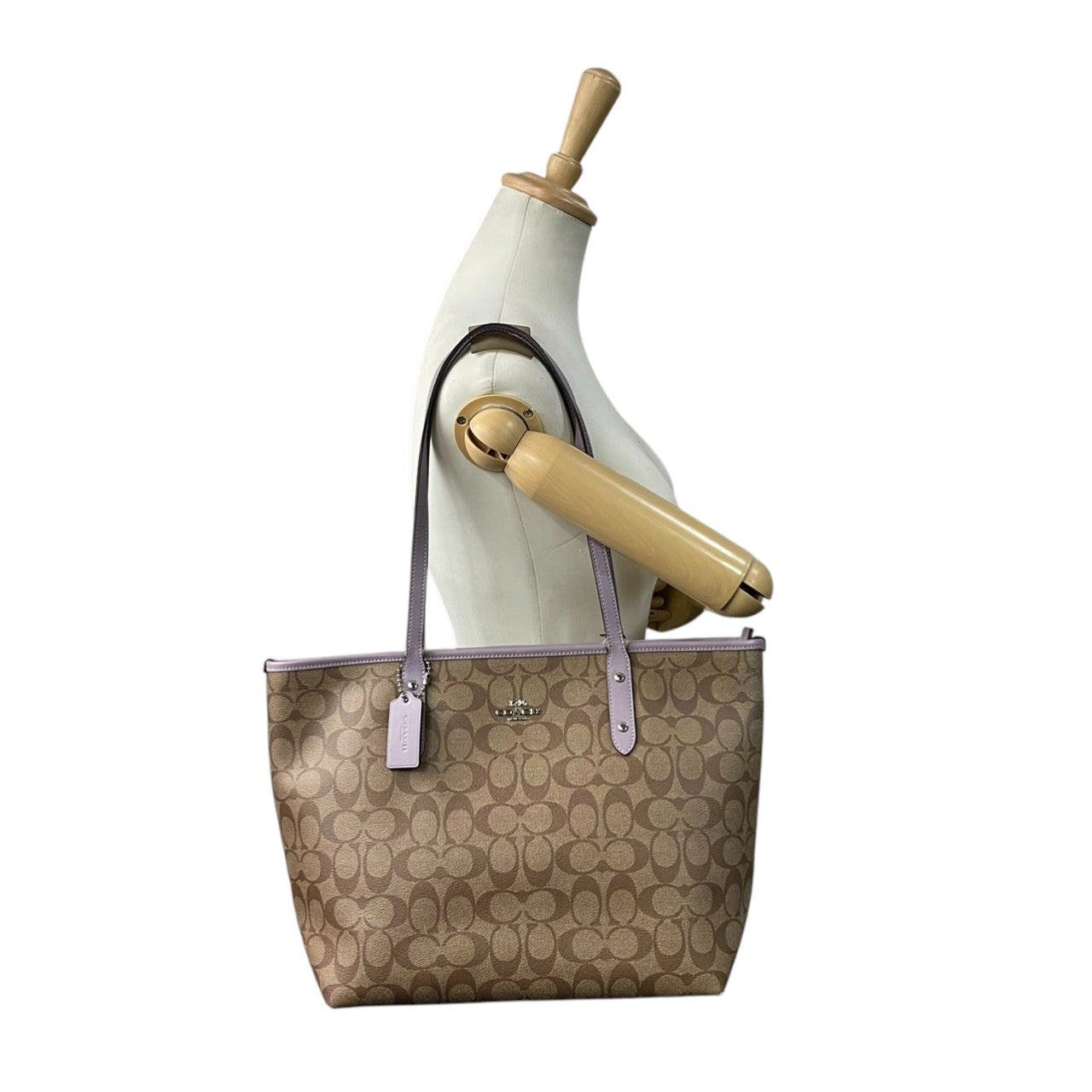 コーチ COACH トートバッグ シグネチャー PVC レザー ベージュ ラベンダー パープル A4収納可 肩掛け可 ワンショルダー 自立可 ビジネス 通勤 通学 旅行 華やか エレガント クラシック 高級感 丈夫 定番 レディース 鞄 カバン 美品 s72