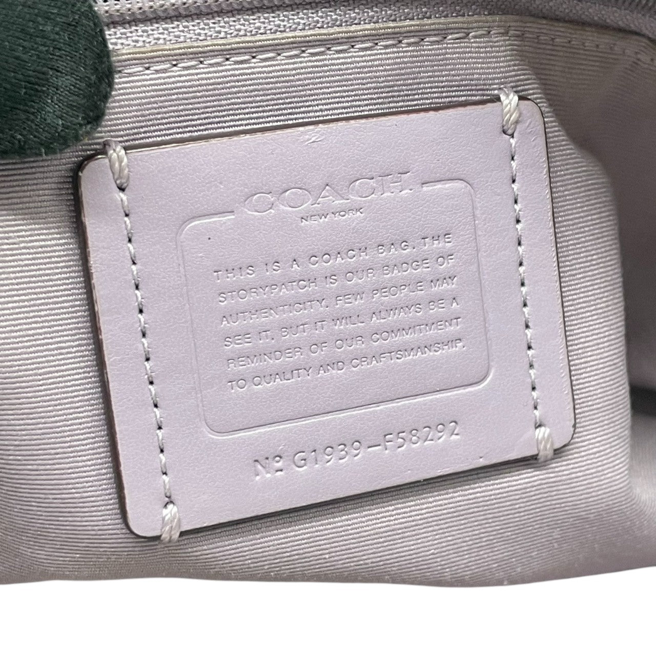 コーチ COACH トートバッグ シグネチャー PVC レザー ベージュ ラベンダー パープル A4収納可 肩掛け可 ワンショルダー 自立可 ビジネス 通勤 通学 旅行 華やか エレガント クラシック 高級感 丈夫 定番 レディース 鞄 カバン 美品 s72
