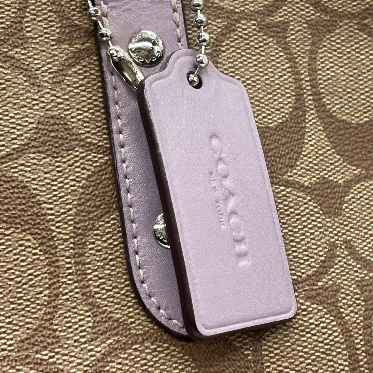 コーチ COACH トートバッグ シグネチャー PVC レザー ベージュ ラベンダー パープル A4収納可 肩掛け可 ワンショルダー 自立可 ビジネス 通勤 通学 旅行 華やか エレガント クラシック 高級感 丈夫 定番 レディース 鞄 カバン 美品 s72