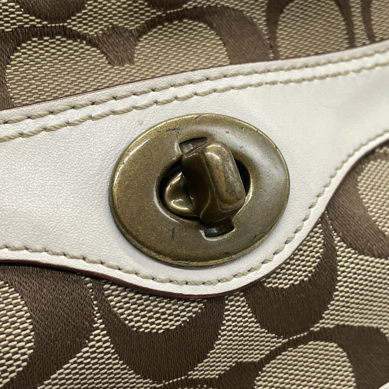 【良品】コーチ COACH ショルダーバッグ シグネチャー 斜め掛け可 キャンバス レザー 茶 白 ブラウン ホワイト ターンロック 金具 ヴィンテージ ビンテージ クラシック エレガント 鞄 カバン レディース お出かけ ミニバッグ 10565 s72