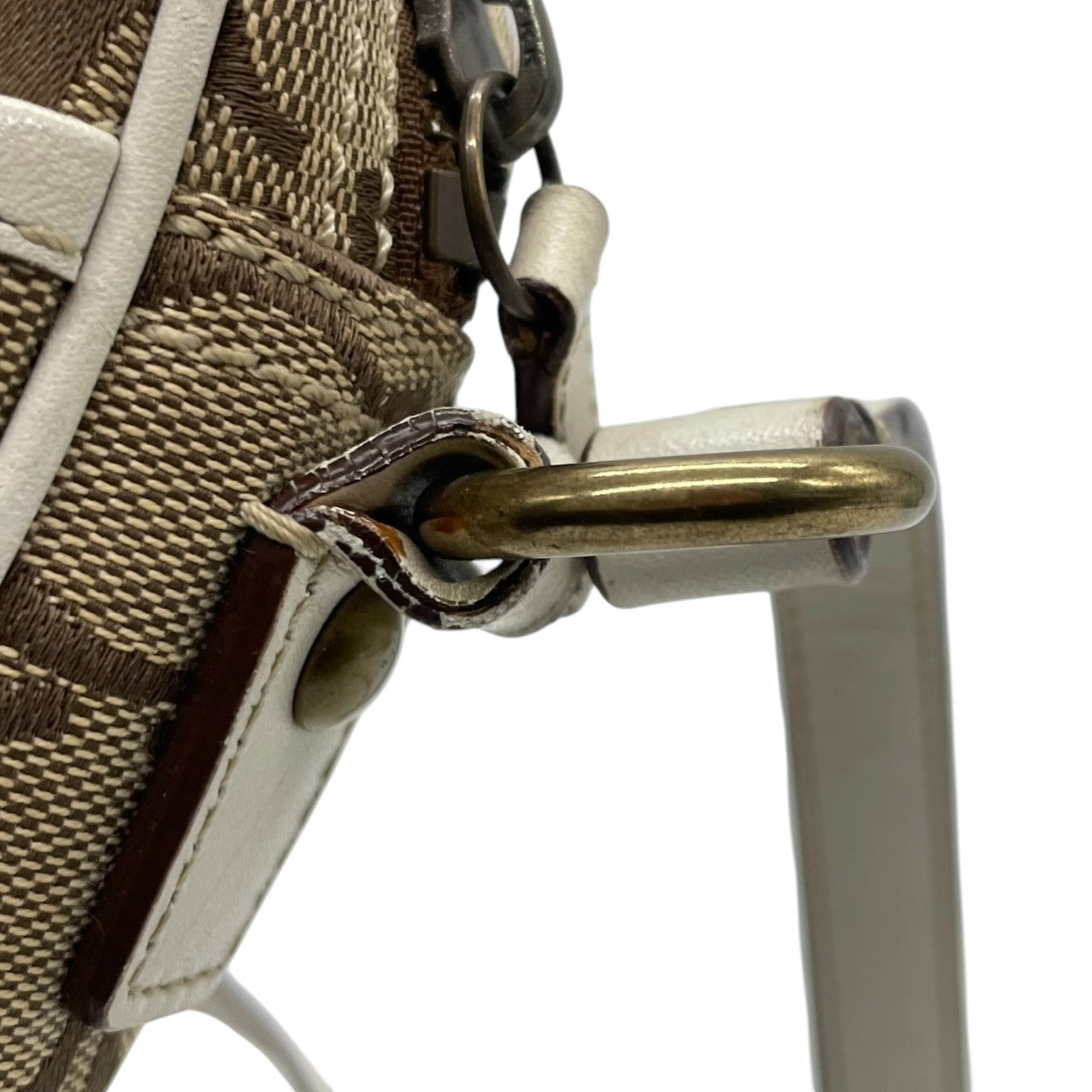 【良品】コーチ COACH ショルダーバッグ シグネチャー 斜め掛け可 キャンバス レザー 茶 白 ブラウン ホワイト ターンロック 金具 ヴィンテージ ビンテージ クラシック エレガント 鞄 カバン レディース お出かけ ミニバッグ 10565 s72