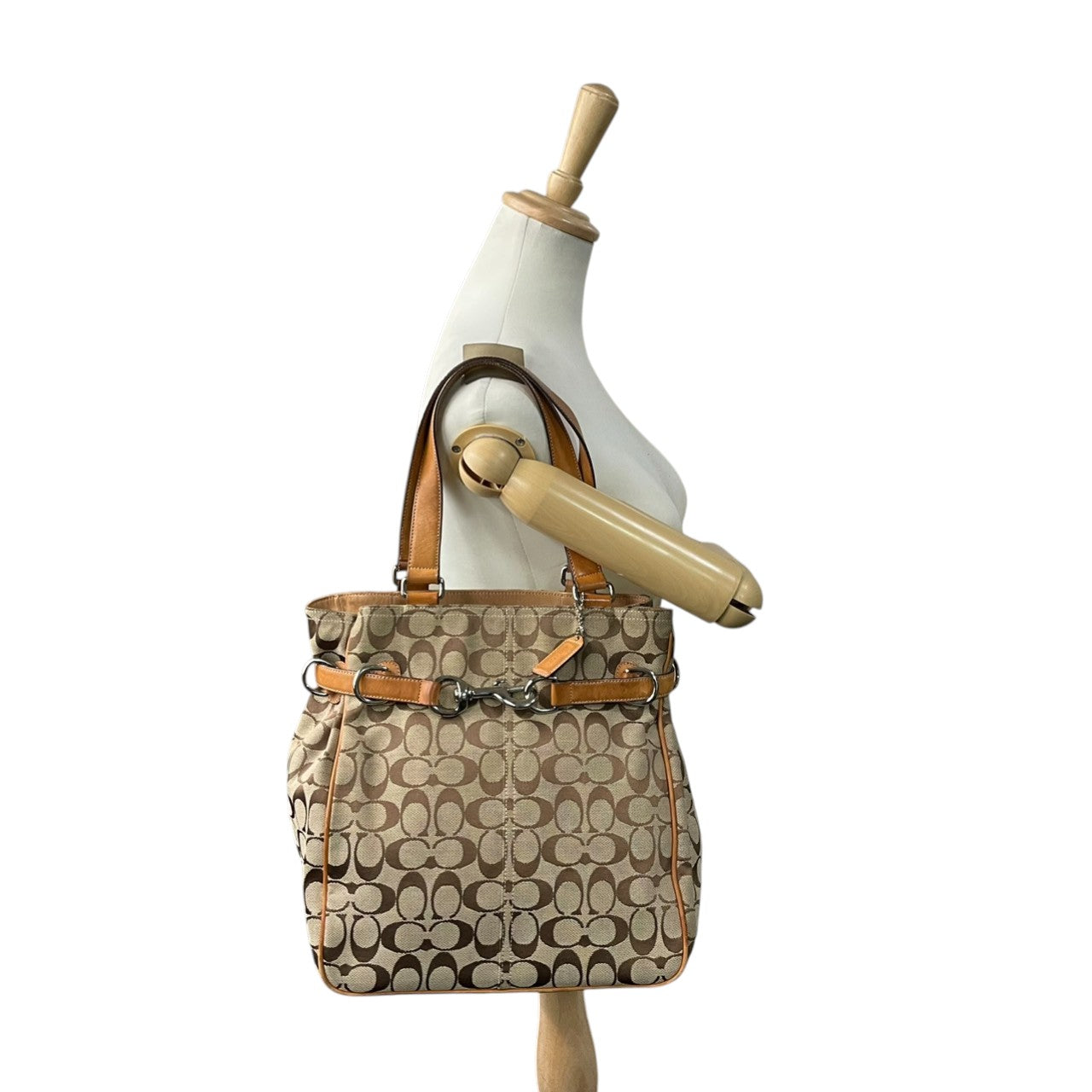 コーチ COACH トートバッグ ハンドバッグ シグネチャー キャンバス レザー 本革 ブラウン 茶色 ベージュ シルバー金具 A4収納可 肩掛け可 ワンショルダー 自立可 ヴィンテージ ビンテージ クラシック エレガント 希少 鞄 カバン 通勤 通学 s71