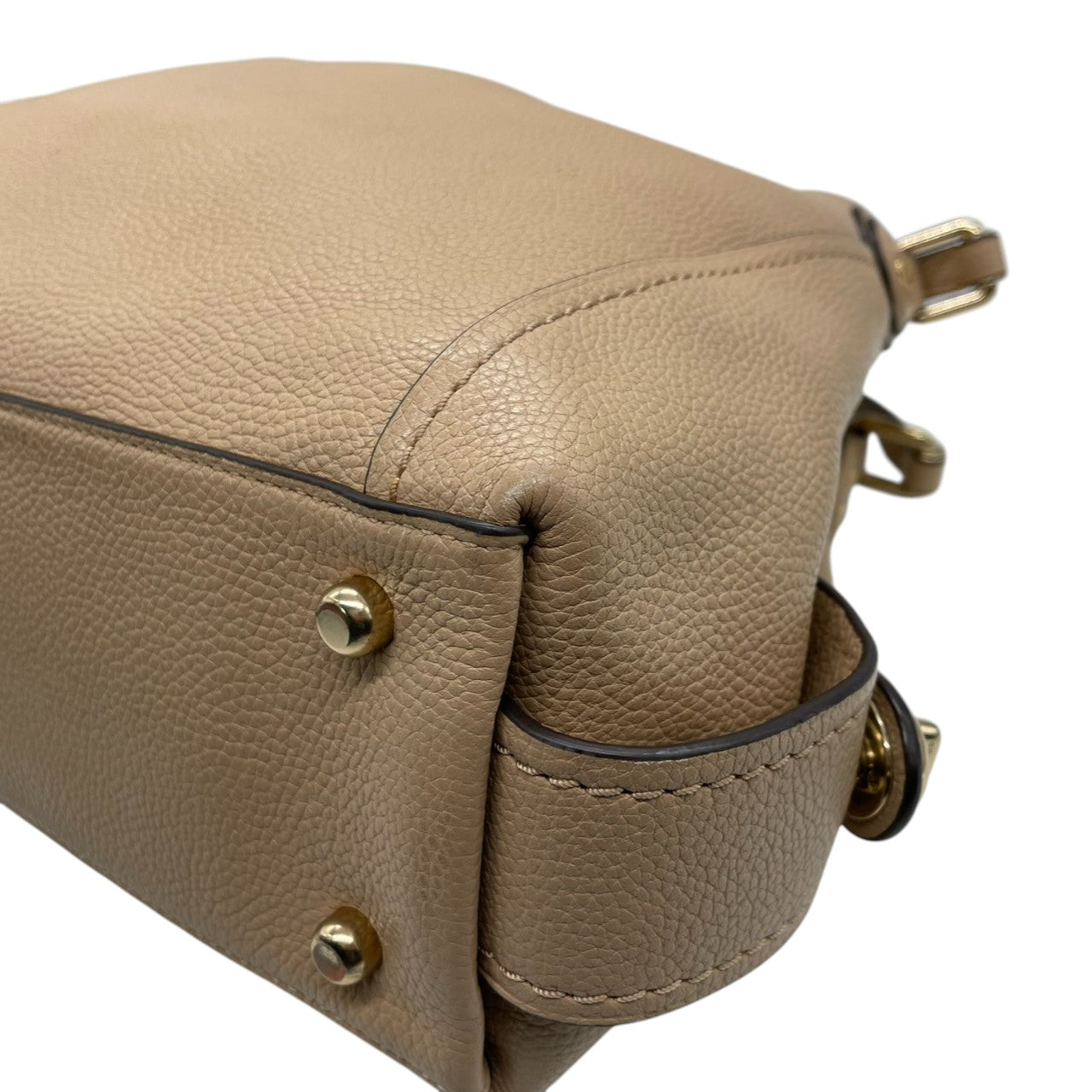 コーチ COACH トートバッグ ハンドバッグ レザー 本革 ベージュ ペブルドレザー ワンショルダー 肩掛け可 自立可 A4サイズ収納可 ビジネス 通勤 通学 カジュアル エレガント クラシック ターンロック ゴールド 金具 鞄 カバン 手提げ 美品 状態良好 希少 レア お出かけ 普段使い s70