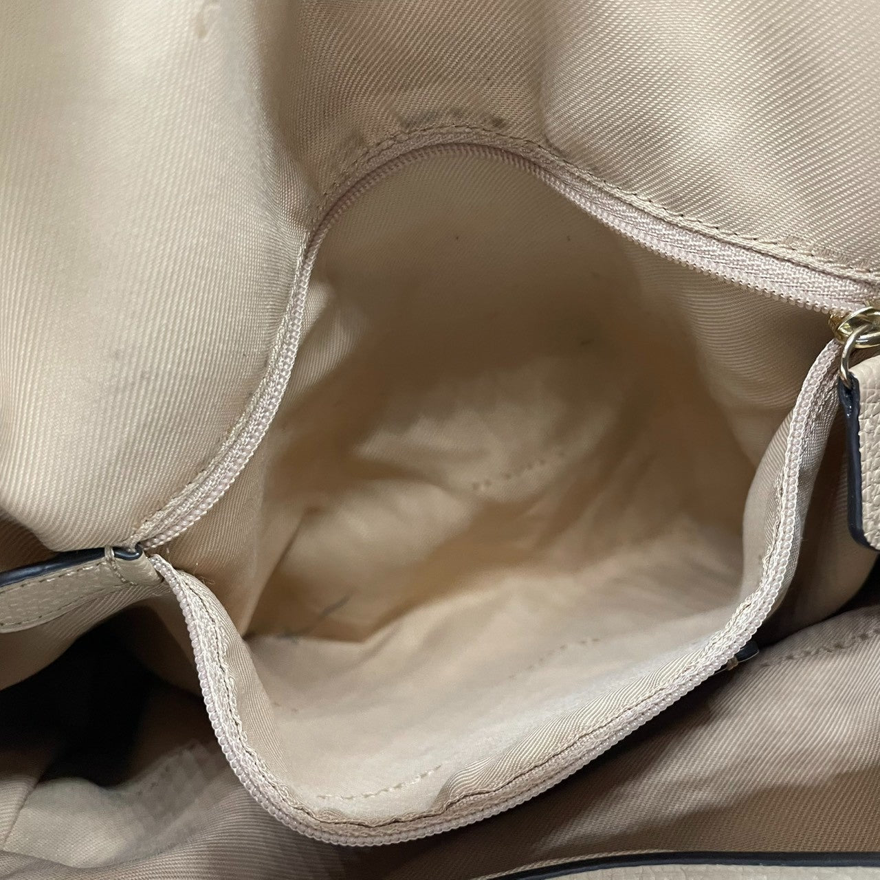 コーチ COACH トートバッグ ハンドバッグ レザー 本革 ベージュ ペブルドレザー ワンショルダー 肩掛け可 自立可 A4サイズ収納可 ビジネス 通勤 通学 カジュアル エレガント クラシック ターンロック ゴールド 金具 鞄 カバン 手提げ 美品 状態良好 希少 レア お出かけ 普段使い s70