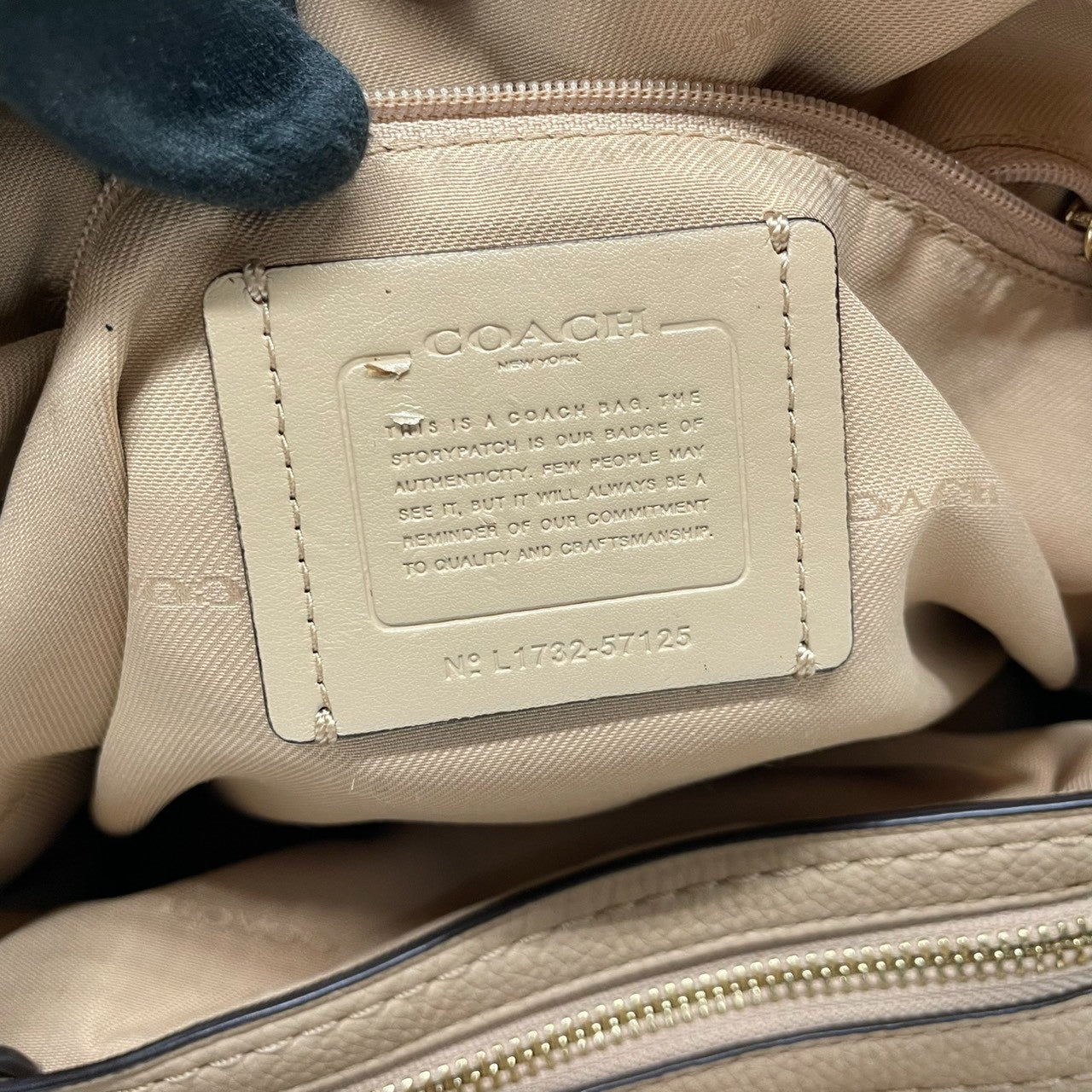 コーチ COACH トートバッグ ハンドバッグ レザー 本革 ベージュ ペブルドレザー ワンショルダー 肩掛け可 自立可 A4サイズ収納可 ビジネス 通勤 通学 カジュアル エレガント クラシック ターンロック ゴールド 金具 鞄 カバン 手提げ 美品 状態良好 希少 レア お出かけ 普段使い s70