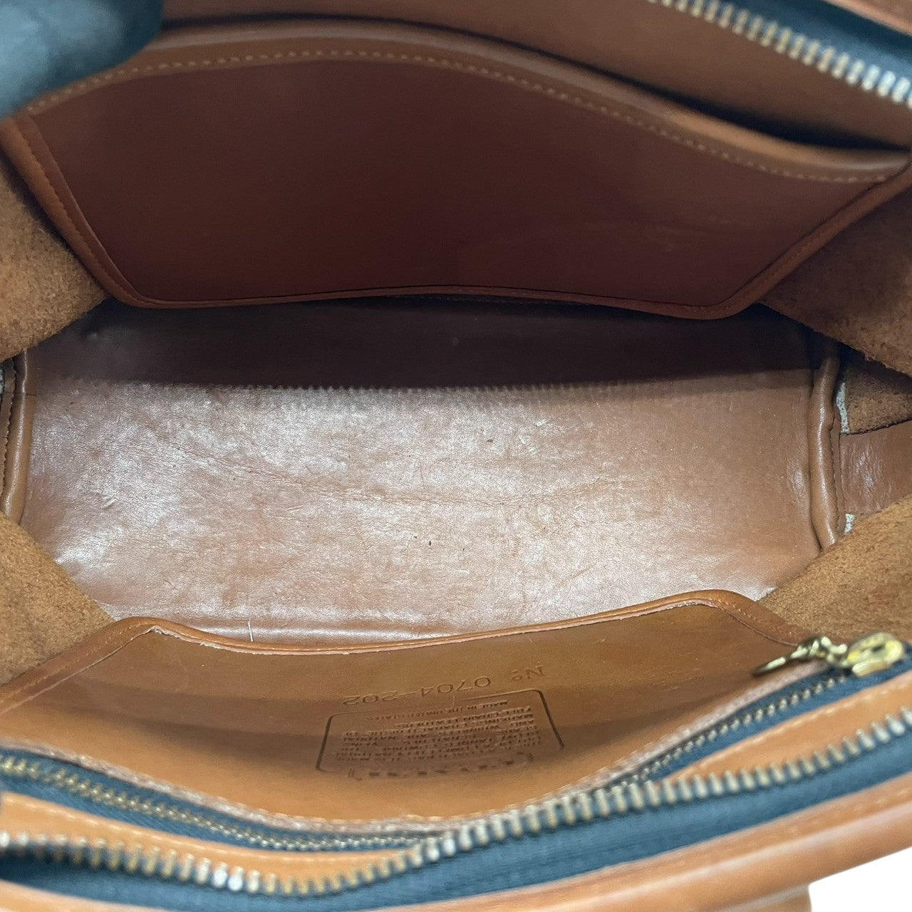 コーチ COACH オールドコーチ 2WAY ハンドバッグ ショルダーバッグ レザー 本革 ブラウン 茶色 ゴールド金具 ヴィンテージ ビンテージ 斜め掛け可 自立可 クラシック エレガント レア 希少 USA製 鞄 カバン 手提げ 肩掛け 高級 上品 お出かけ 定番 人気 モデル 202 s70