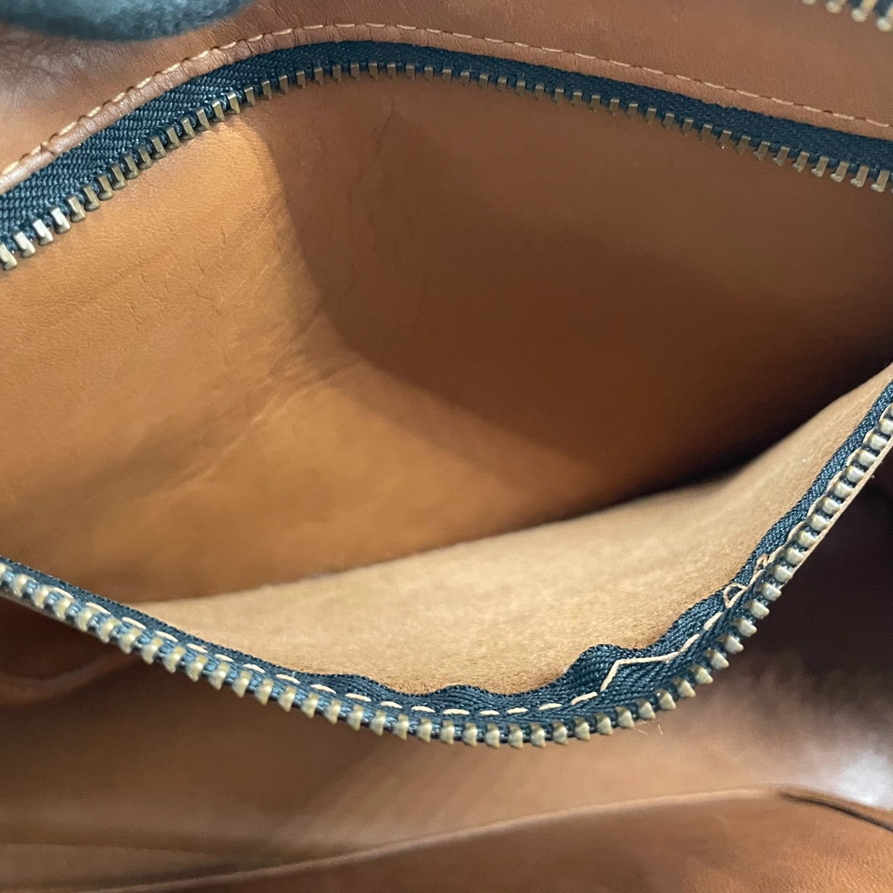 コーチ COACH オールドコーチ 2WAY ハンドバッグ ショルダーバッグ レザー 本革 ブラウン 茶色 ゴールド金具 ヴィンテージ ビンテージ 斜め掛け可 自立可 クラシック エレガント レア 希少 USA製 鞄 カバン 手提げ 肩掛け 高級 上品 お出かけ 定番 人気 モデル 202 s70