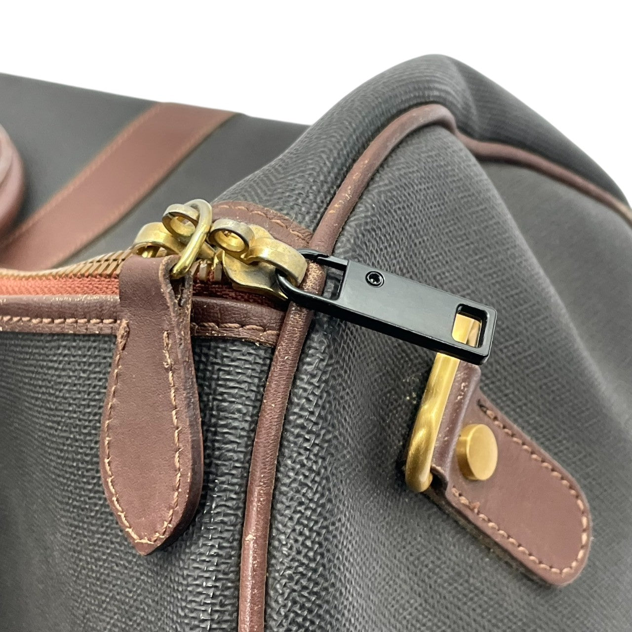 ダンヒル dunhill ボストンバッグ トラベルバッグ 旅行鞄 PVC レザー グレー ブラウン 茶色 ゴールド 金具 大容量 ヴィンテージ ビンテージ クラシック エレガント 自立可 出張 ゴルフ 帰省 55cm メンズ 紳士 鞄 カバン 状態良好 丈夫 定番 希少 レア 人気 モデル お洒落 上品 宿泊 s70