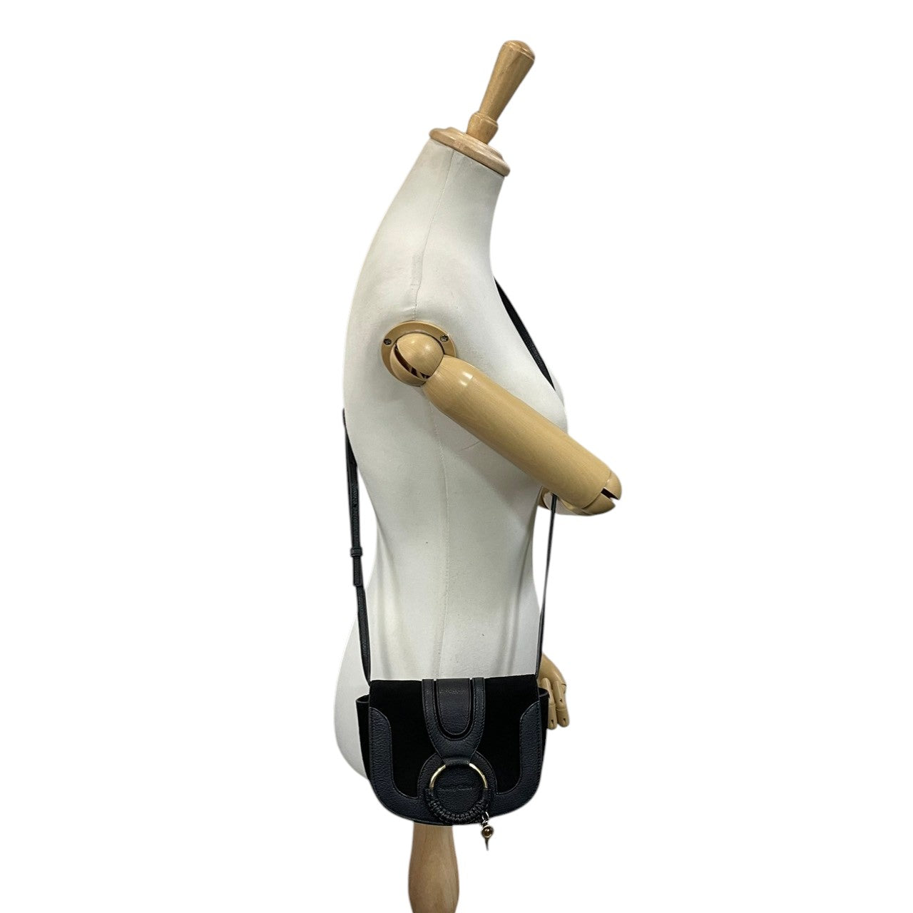 【美品】シーバイクロエ SEE BY CHLOE ショルダーバッグ クロスボディ スエード レザー ブラック 黒 鞄 斜め掛け可 レディース エレガント クラシック ビンテージ お出かけ デイリー 人気 上品 高級 リング 金具 キーチャーム s94