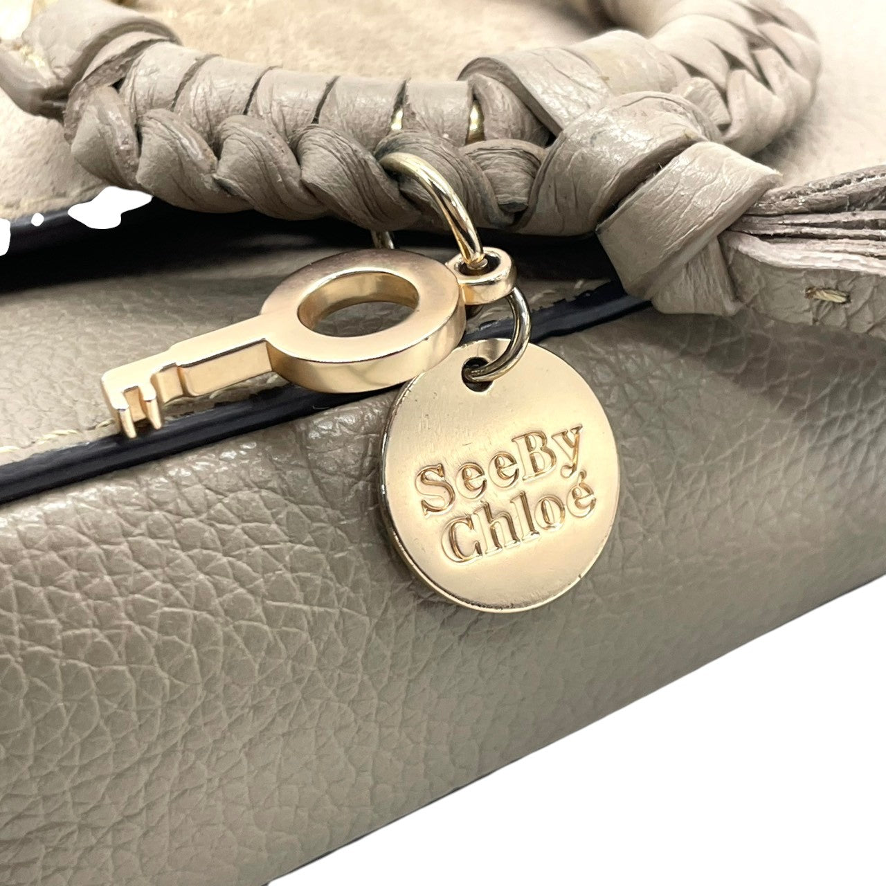 【美品】シーバイクロエ SEE BY CHLOE ショルダーバッグ クロスボディ スエード レザー グレージュ 鞄 斜め掛け可 レディース エレガント ビンテージ クラシック お出かけ デイリー 人気 上品 高級 リング 金具 ミニバッグ ポシェット s86