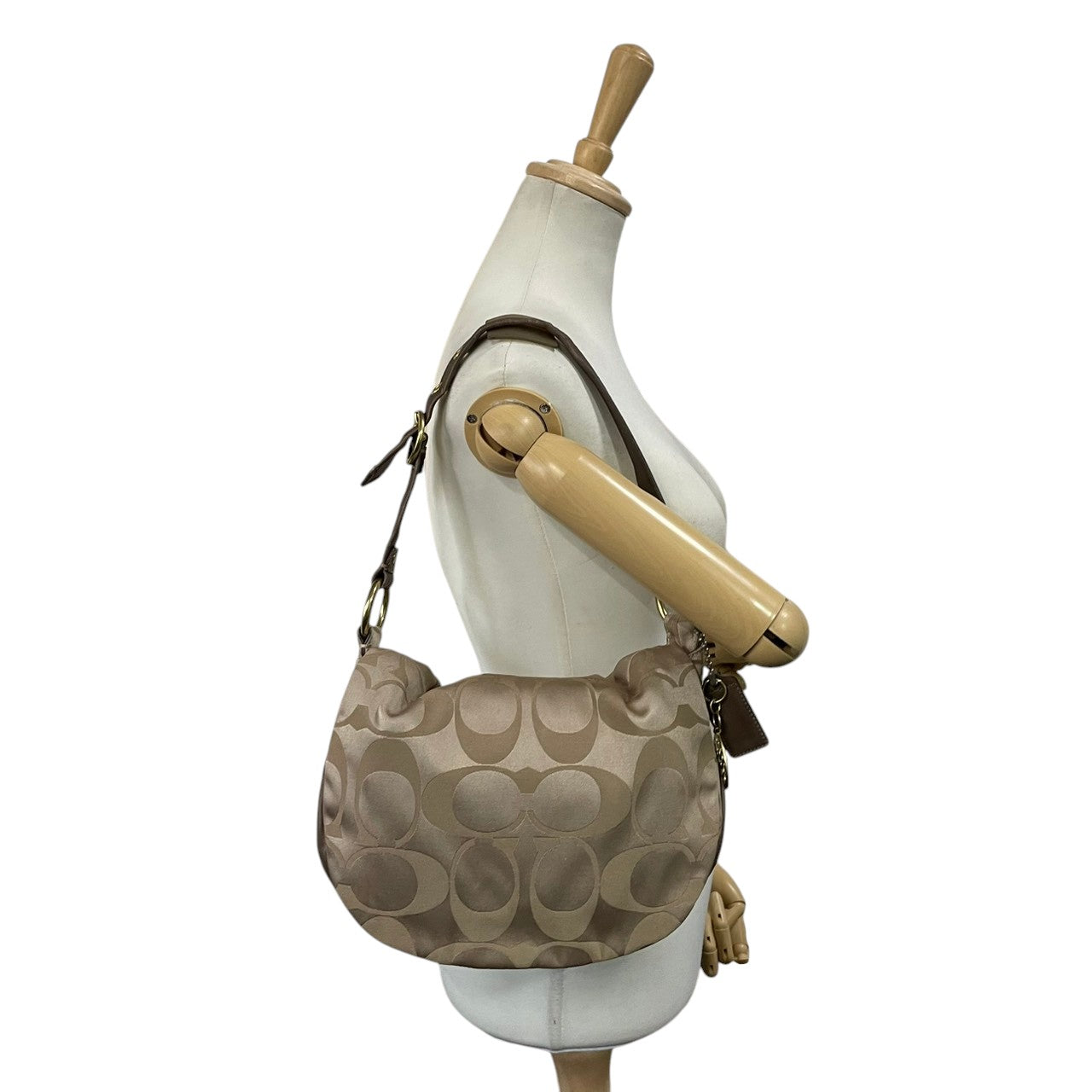 COACH コーチ シグネチャー 13641 2WAY ショルダーバッグ ハンドバッグ ハーフムーン キャンバス レザー ベージュ ブラウン 茶色 エレガント クラシック カジュアル レディース 普段使い お出かけ 斜め掛け可 ワンショルダー 鞄 s84