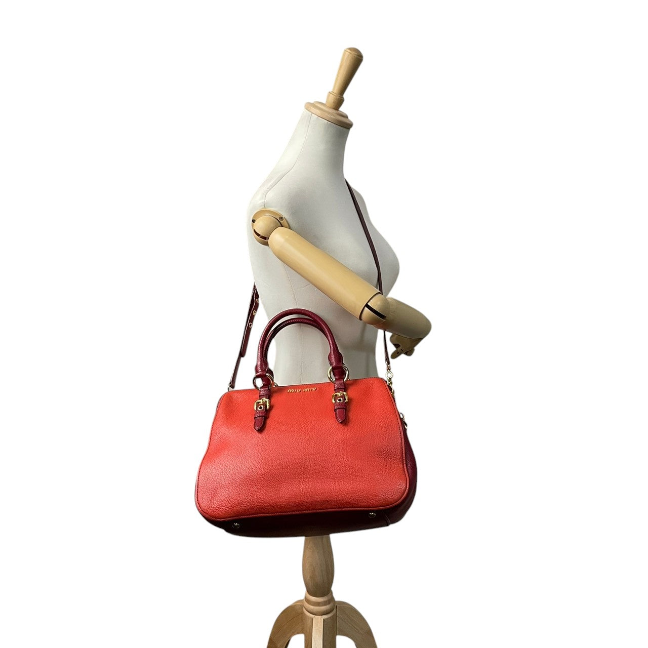【美品】ミュウミュウ miumiu ハンドバッグ 2way ショルダーバッグ レザー オレンジ 朱色 暖色系 ゴールド金具 ロゴ 刻印 本革 鞄 カバン レディース カジュアル エレガント 華やか 高級感 デート お出かけ 自立可 斜め掛け可 美品 S99
