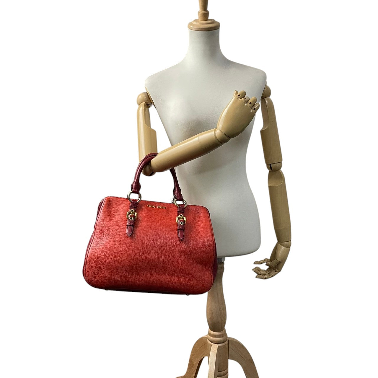 【美品】ミュウミュウ miumiu ハンドバッグ 2way ショルダーバッグ レザー オレンジ 朱色 暖色系 ゴールド金具 ロゴ 刻印 本革 鞄 カバン レディース カジュアル エレガント 華やか 高級感 デート お出かけ 自立可 斜め掛け可 美品 S99