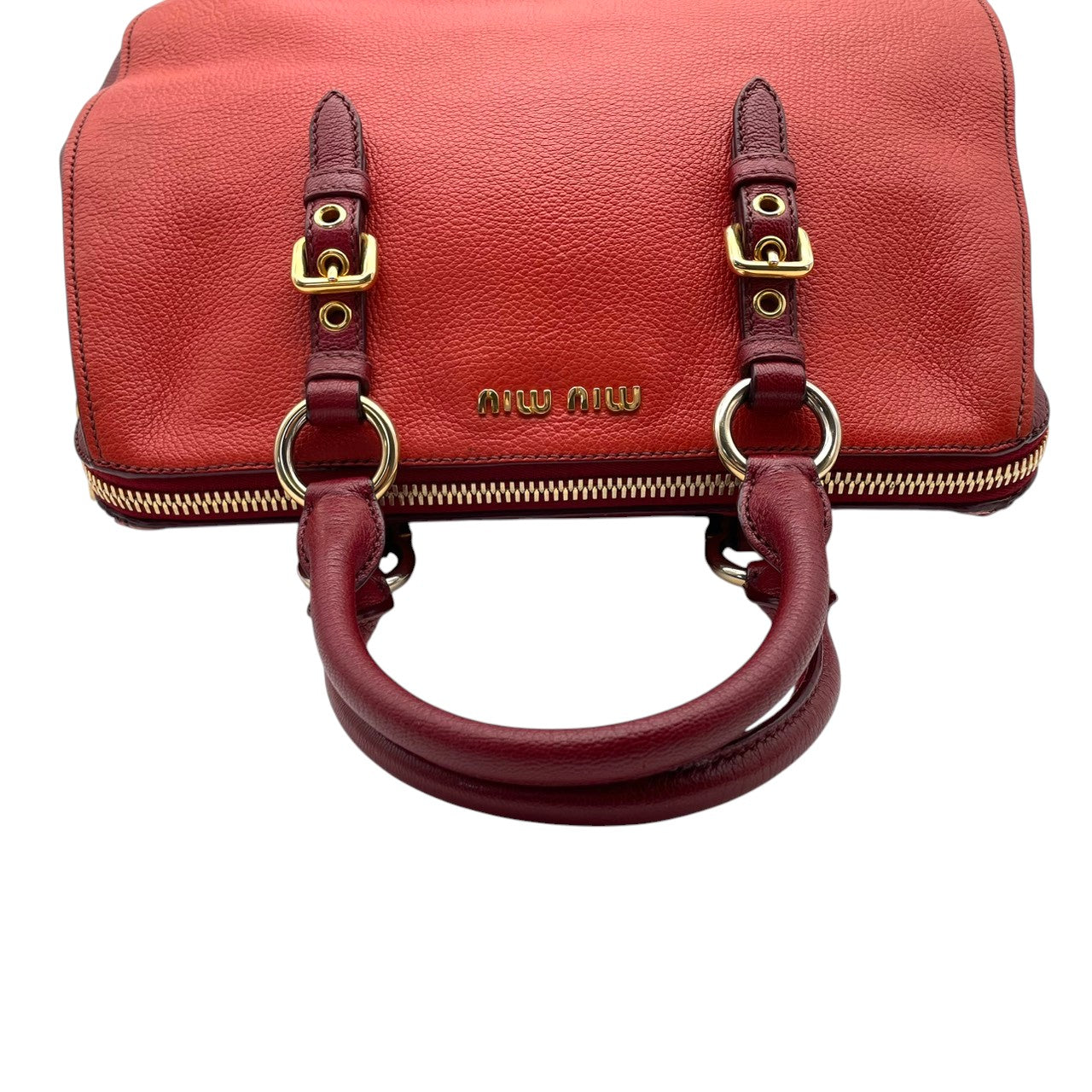 【美品】ミュウミュウ miumiu ハンドバッグ 2way ショルダーバッグ レザー オレンジ 朱色 暖色系 ゴールド金具 ロゴ 刻印 本革 鞄 カバン レディース カジュアル エレガント 華やか 高級感 デート お出かけ 自立可 斜め掛け可 美品 S99