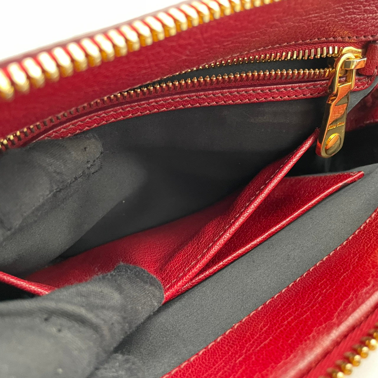 【美品】ミュウミュウ miumiu ハンドバッグ 2way ショルダーバッグ レザー オレンジ 朱色 暖色系 ゴールド金具 ロゴ 刻印 本革 鞄 カバン レディース カジュアル エレガント 華やか 高級感 デート お出かけ 自立可 斜め掛け可 美品 S99