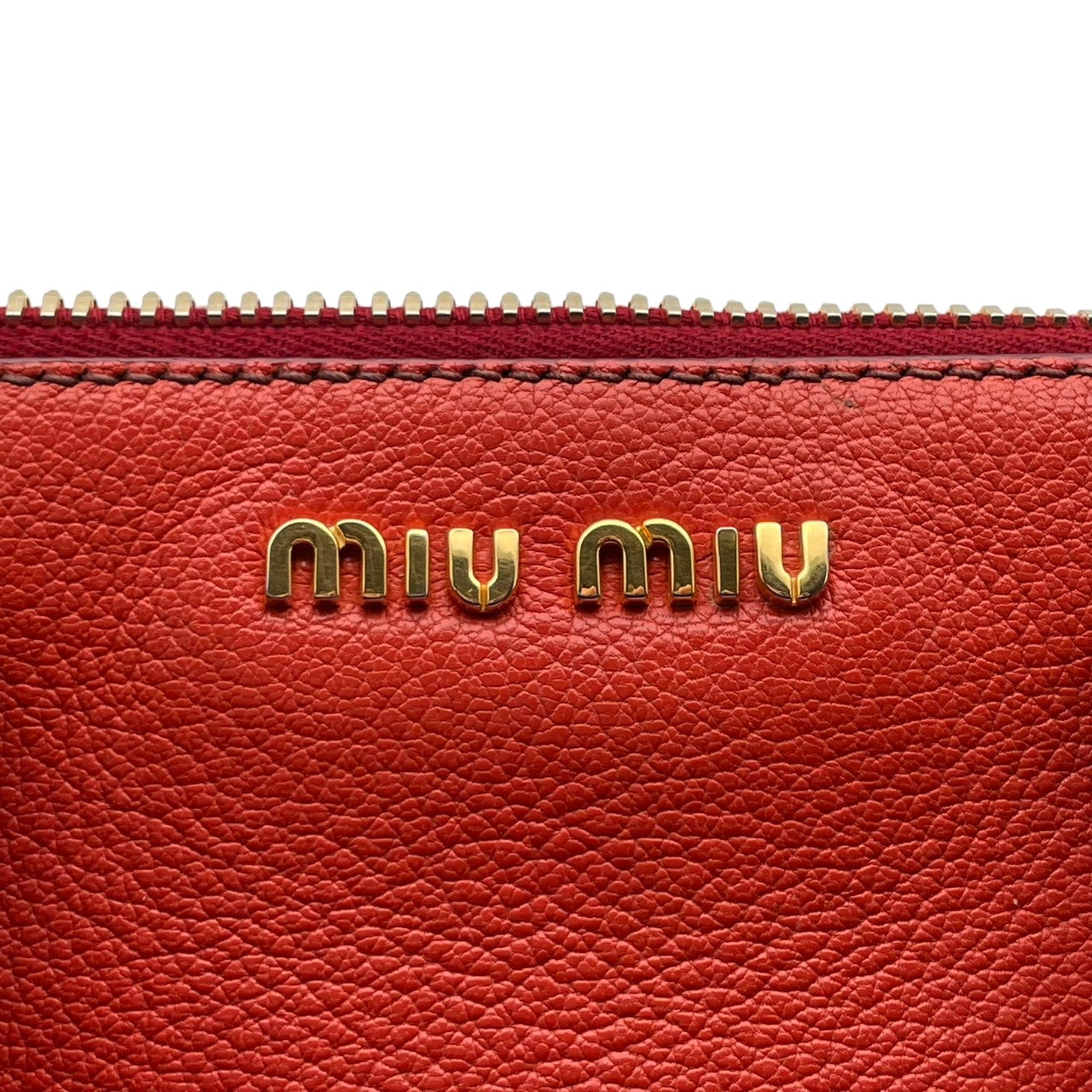 【美品】ミュウミュウ miumiu ハンドバッグ 2way ショルダーバッグ レザー オレンジ 朱色 暖色系 ゴールド金具 ロゴ 刻印 本革 鞄 カバン レディース カジュアル エレガント 華やか 高級感 デート お出かけ 自立可 斜め掛け可 美品 S99