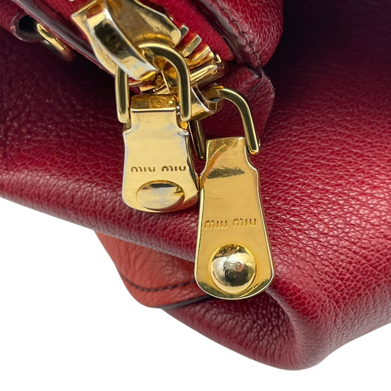 【美品】ミュウミュウ miumiu ハンドバッグ 2way ショルダーバッグ レザー オレンジ 朱色 暖色系 ゴールド金具 ロゴ 刻印 本革 鞄 カバン レディース カジュアル エレガント 華やか 高級感 デート お出かけ 自立可 斜め掛け可 美品 S99