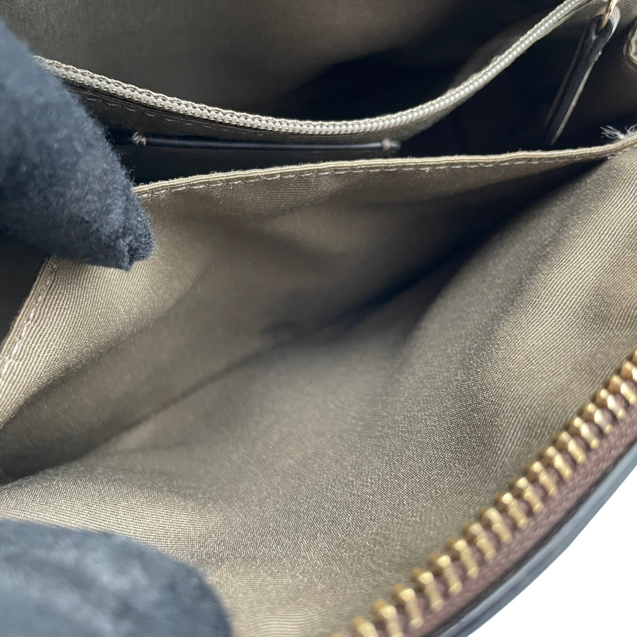 【美品】コーチ COACH F57493 シグネチャー ドーム型 2way ハンドバッグ ショルダーバッグ レザー ブラウン アイボリー 茶 白 ゴールド金具 ロゴ カバン 鞄 レディース エレガント カジュアル お出かけ デート 自立可 斜め掛け可 S99