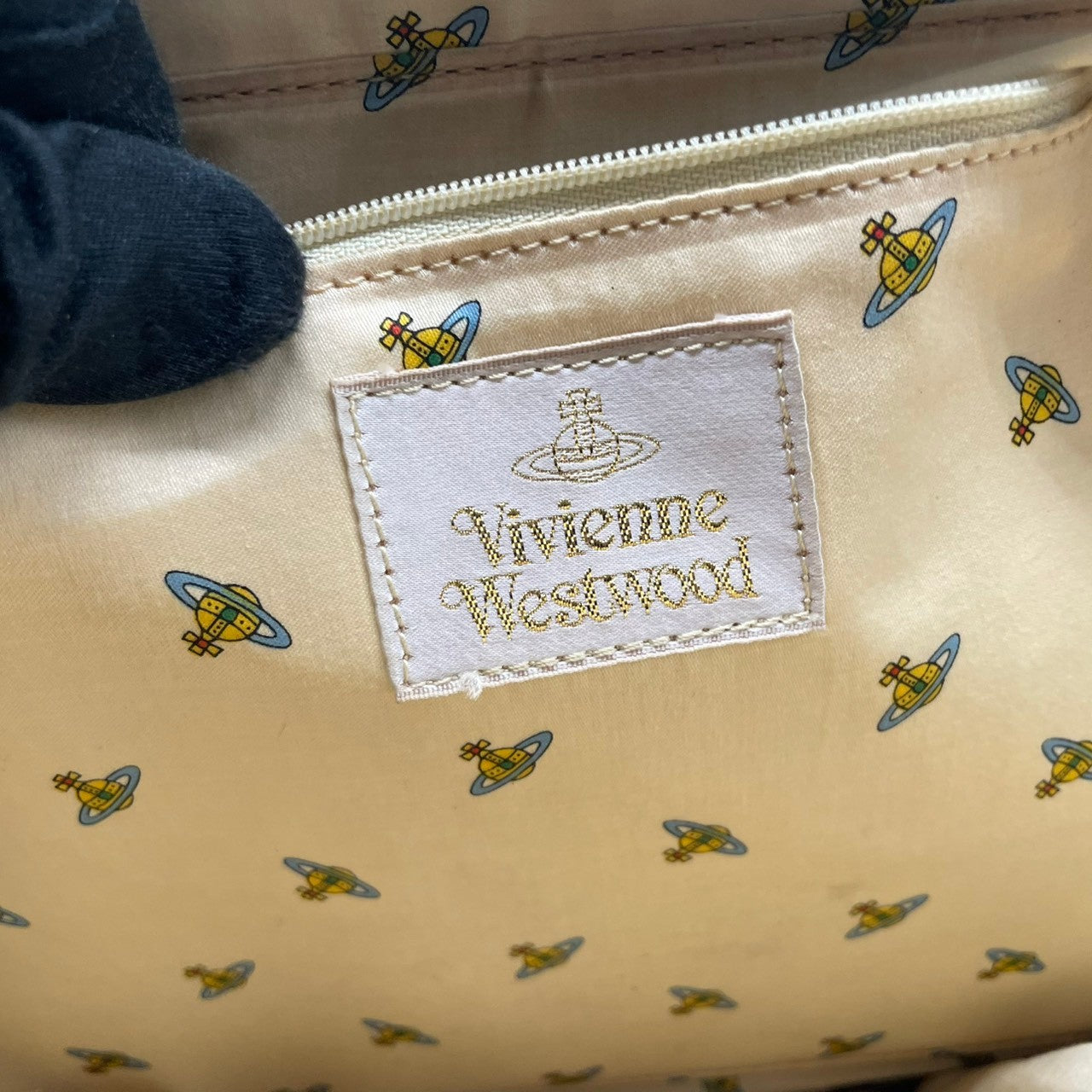 ヴィヴィアンウエストウッド Vivienne Westwood ハンドバッグ ブリーフケース ビジネスバッグ レザー 本革 ブラック 黒 オーブ ゴールド金具 A4収納可 エレガント クラシック カバン 手提げ メンズ レディース 通勤 通学 鞄 S81