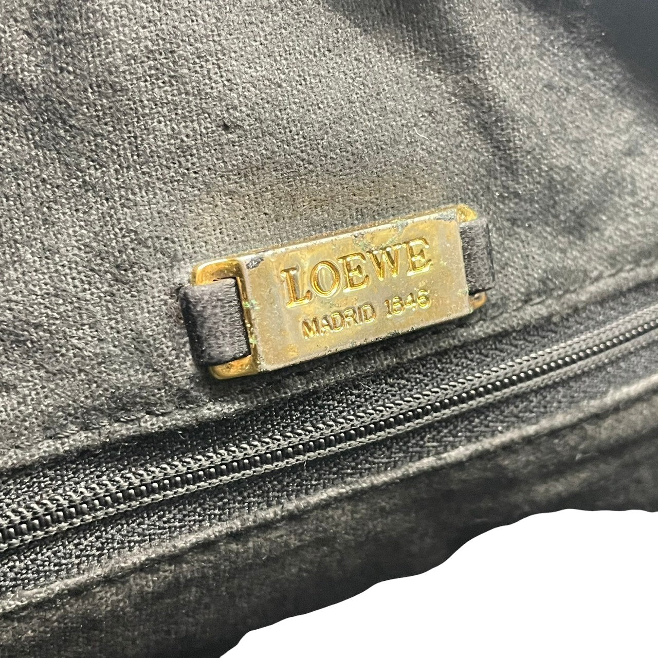 LOEWE ロエベ ショルダーバッグ レザー 本革 ブラック 黒 アナグラム レディース 女性用 エレガント クラシック ビンテージ 肩掛け 斜め掛け可 お出かけ デート カジュアル カバン 鞄 フォーマル 高級 人気 ブランド S81
