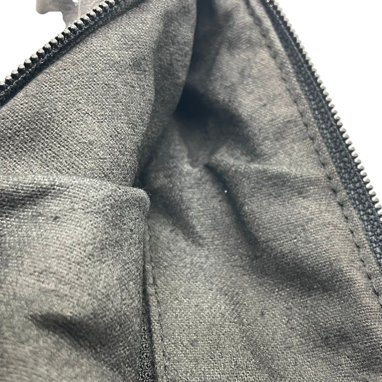 LOEWE ロエベ ショルダーバッグ レザー 本革 ブラック 黒 アナグラム レディース 女性用 エレガント クラシック ビンテージ 肩掛け 斜め掛け可 お出かけ デート カジュアル カバン 鞄 フォーマル 高級 人気 ブランド S81