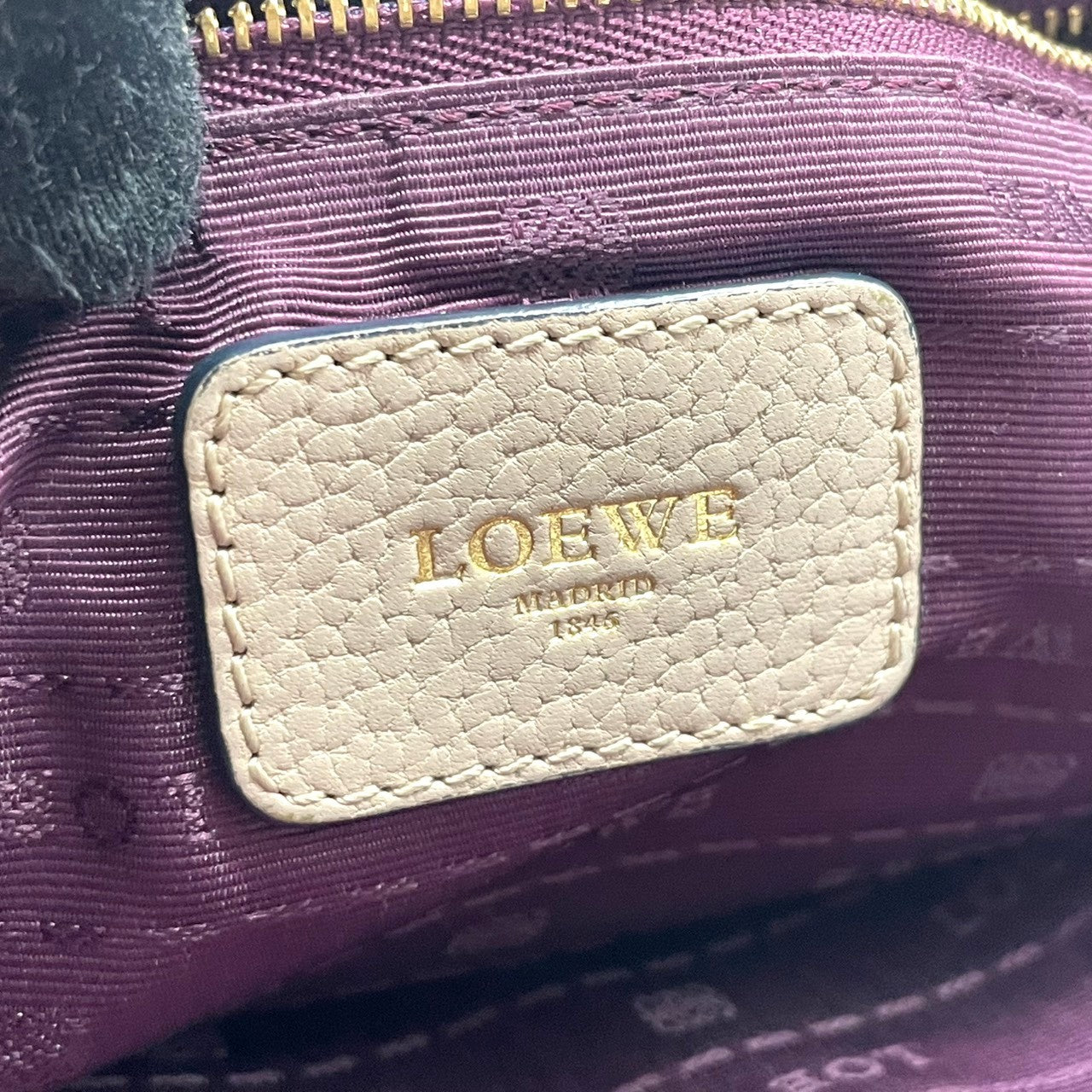 LOEWE ロエベ トートバッグ ハンドバッグ ワンショルダー レザー 本革 ベージュ レディース 女性用 エレガント クラシック カバン 鞄 肩掛け 通勤 通学 デート フォーマル 高級 人気 ブランド カジュアル ファッション おしゃれ 自立可 S81