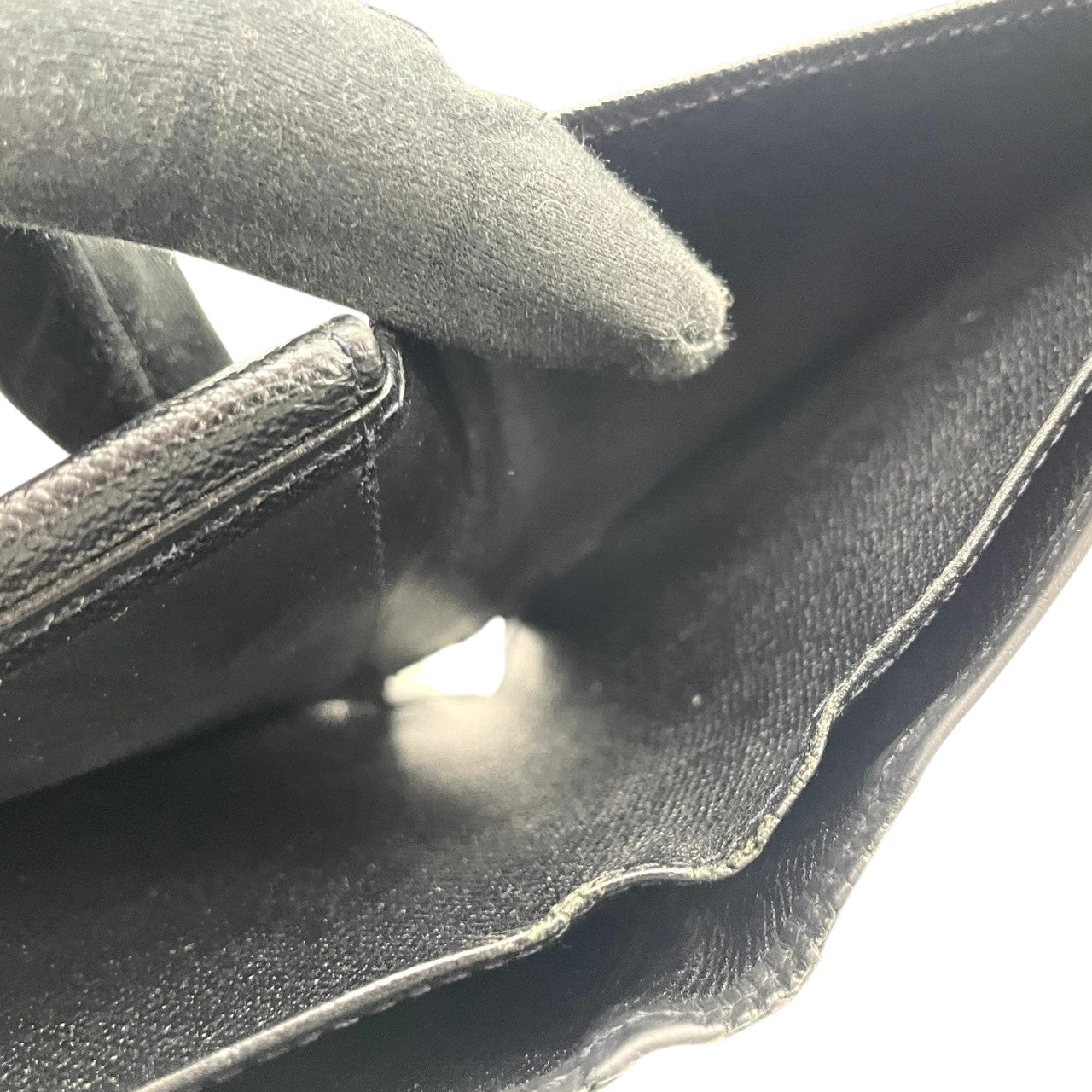 LOUIS VUITTON ルイヴィトン 二つ折り財布 コンパクトウォレット エピ レザー 本革 ブラック 黒 レディース 女性用 メンズ ユニセックス エレガント クラシック ウォレット 札入れ 小銭入れ カード入れ 財布 サイフ フォーマル 高級 M4