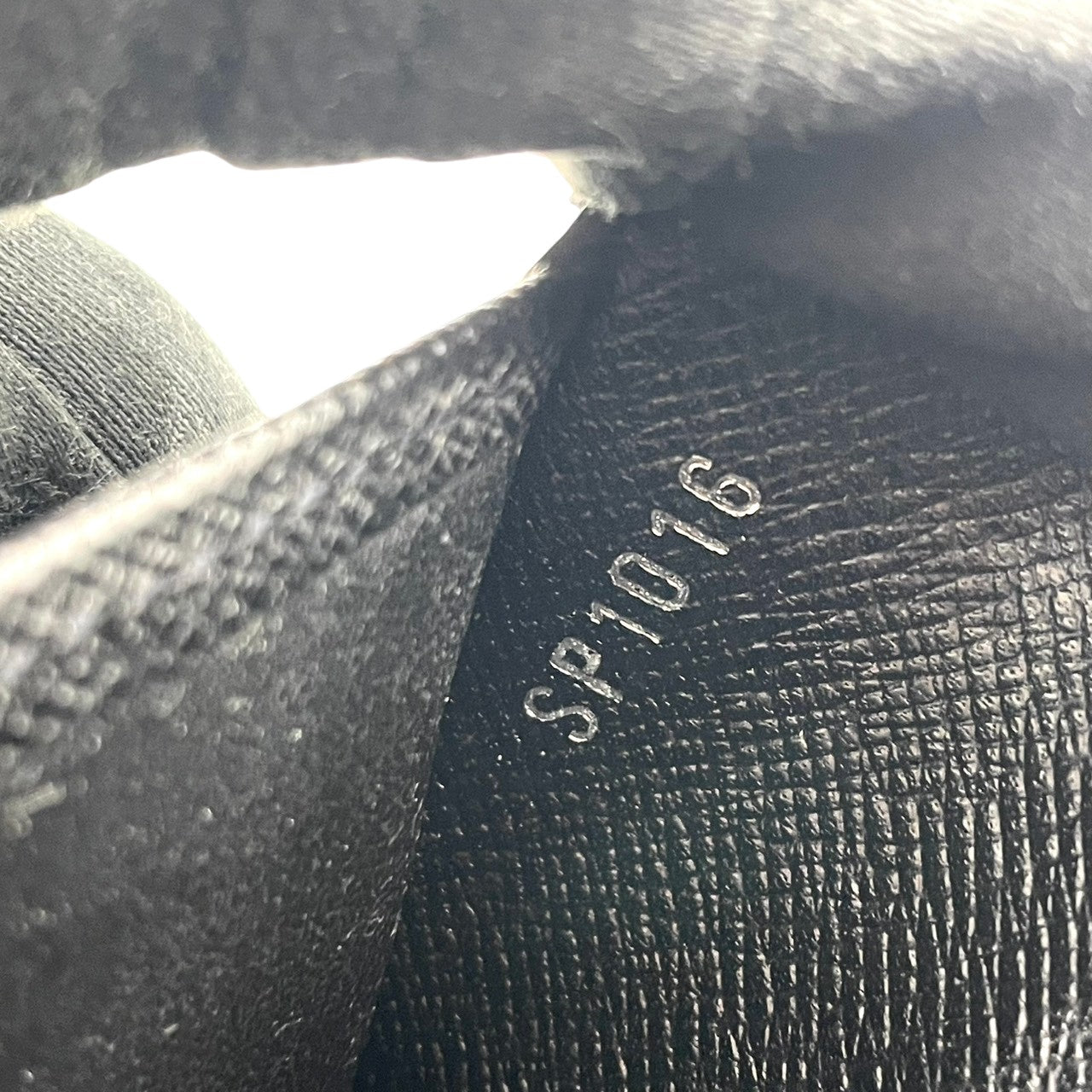 LOUIS VUITTON ルイヴィトン 二つ折り財布 コンパクトウォレット エピ レザー 本革 ブラック 黒 レディース 女性用 メンズ ユニセックス エレガント クラシック ウォレット 札入れ 小銭入れ カード入れ 財布 サイフ フォーマル 高級 M4