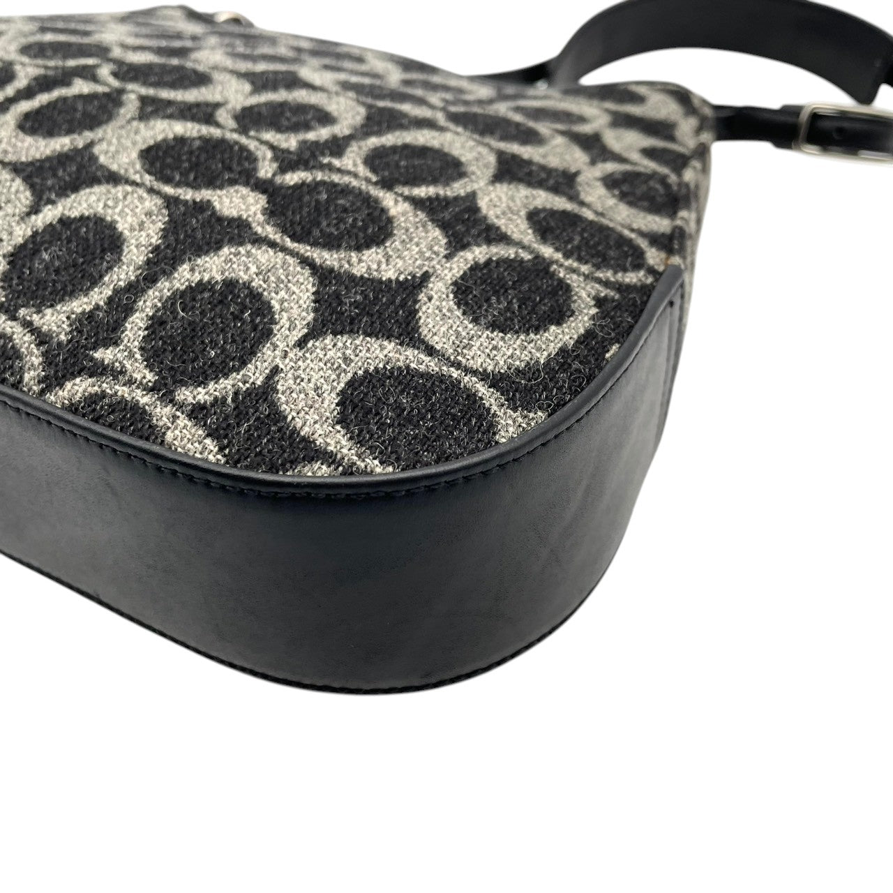 美品 COACH コーチ ショルダーバッグ ハンドバッグ ワンショルダー 肩掛け ウール レザー 本革 ブラック 黒 グレー 灰色 ツイード コンパクト ロゴチャーム ファスナー開閉 エレガント お出かけ サブバッグ カバン 鞄 上品 レディース S65