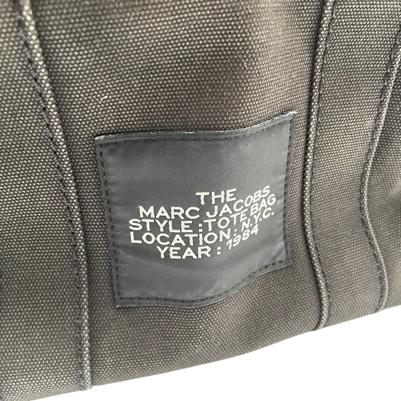 マークジェイコブス MARC JACOBS ザ トートバッグ THE TOTE BAG キャンバス ブラウン ブラック 茶 黒 2WAY ショルダー バッグ ハンドバッグ 斜め掛け可 クロスボディ 自立可 レディース カジュアル ロゴ デザイン S75