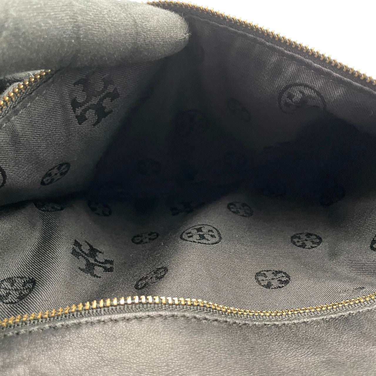 トリーバーチ TORY BURCH ショルダーバッグ 鞄 本革 レザー ブラック 黒 スタッズ ビッグロゴ チェーンショルダー クロスボディ 斜め掛け可 肩掛け レディース エレガント クラシック カジュアル パーティー お出かけ デイリー 良品 S75
