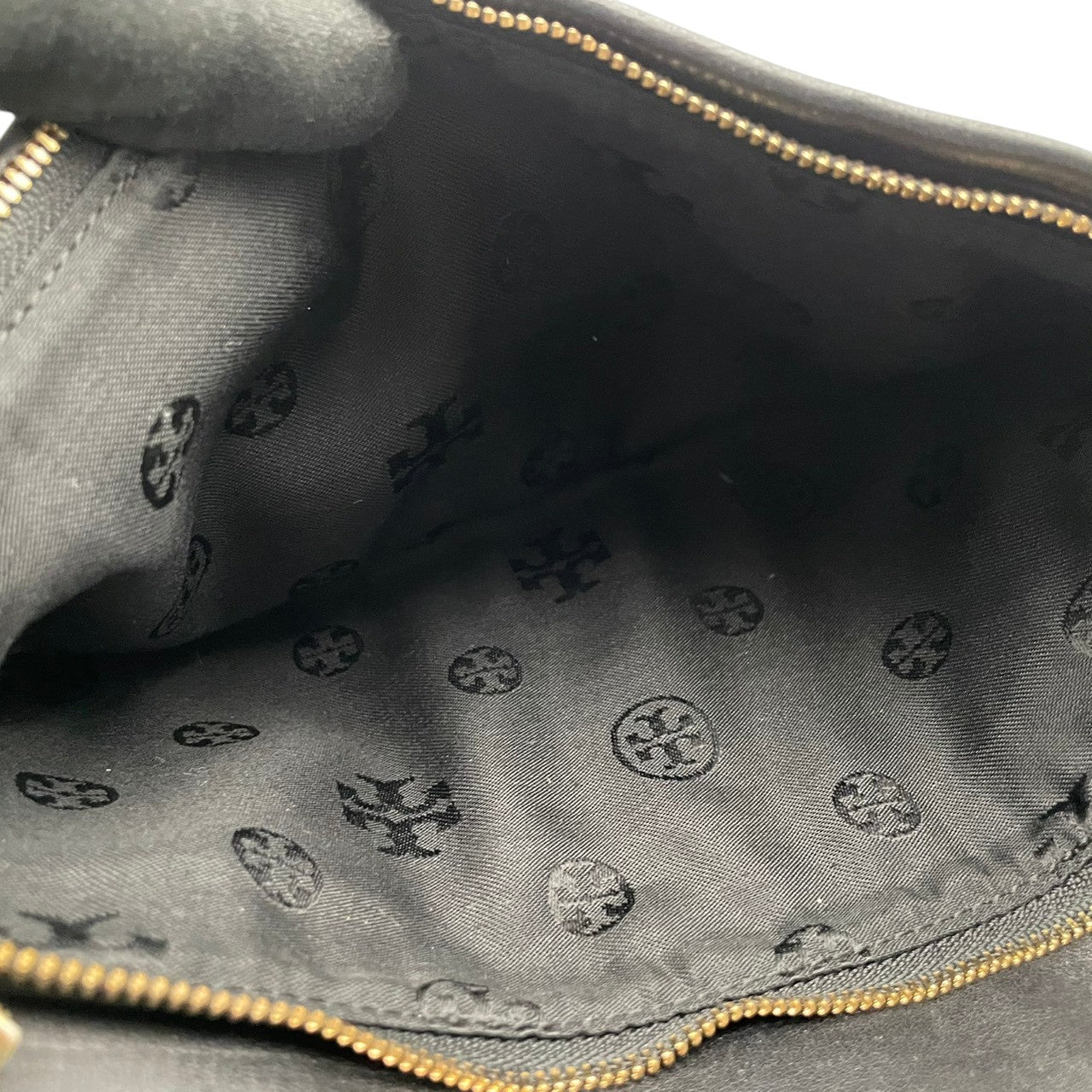 トリーバーチ TORY BURCH ショルダーバッグ 鞄 本革 レザー ブラック 黒 スタッズ ビッグロゴ チェーンショルダー クロスボディ 斜め掛け可 肩掛け レディース エレガント クラシック カジュアル パーティー お出かけ デイリー 良品 S75