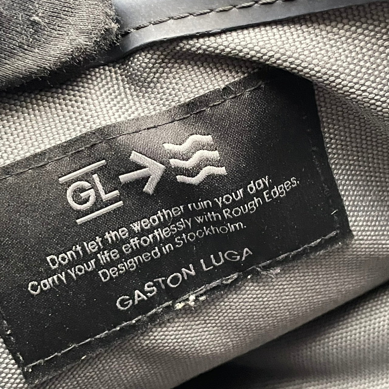 ガストンルーガ GASTON LUGA リュック デイパック バックパック 鞄 ラバー ナイロン ブラック 黒 マット フラップ ベルト ユニセックス スタイリッシュ シンプル カジュアル 通勤 通学 お出かけ デイリー 旅行 大容量 A4 S75