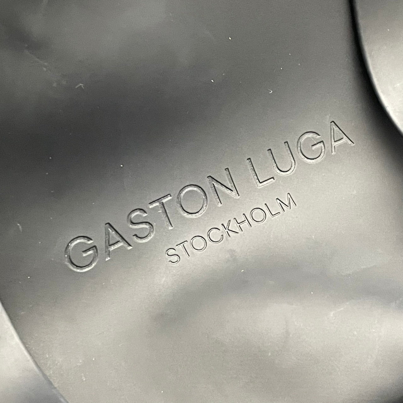 ガストンルーガ GASTON LUGA リュック デイパック バックパック 鞄 ラバー ナイロン ブラック 黒 マット フラップ ベルト ユニセックス スタイリッシュ シンプル カジュアル 通勤 通学 お出かけ デイリー 旅行 大容量 A4 S75