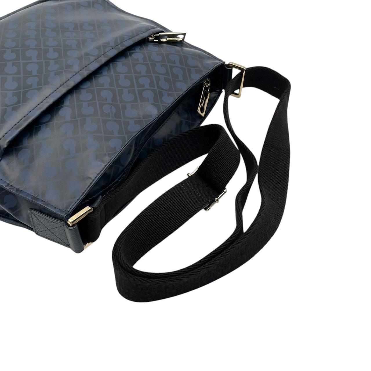 美品 ゲラルディーニ GHERARDINI ショルダーバッグ 鞄 クロスボディ 斜め掛け可 ナイロン ソフティ ネイビー 紺 軽量 総柄 モノグラム ファスナー レディース カジュアル エレガント デイリー 旅行 サブバッグ 普段使い 上品 綺麗 S84