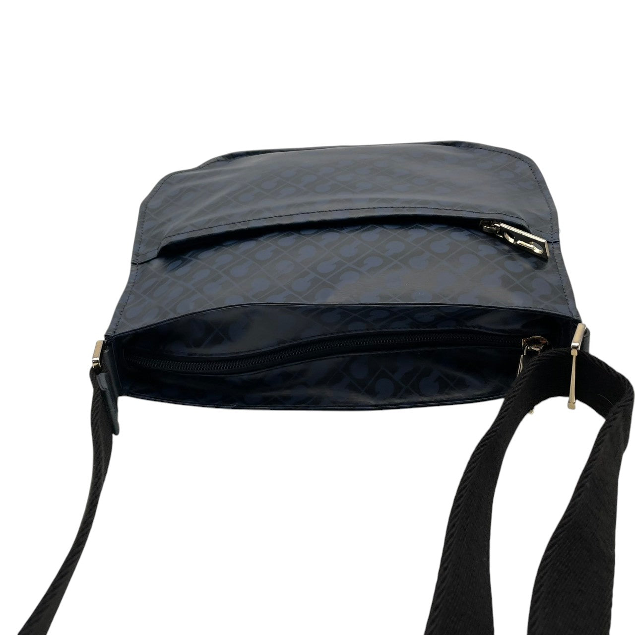 美品 ゲラルディーニ GHERARDINI ショルダーバッグ 鞄 クロスボディ 斜め掛け可 ナイロン ソフティ ネイビー 紺 軽量 総柄 モノグラム ファスナー レディース カジュアル エレガント デイリー 旅行 サブバッグ 普段使い 上品 綺麗 S84