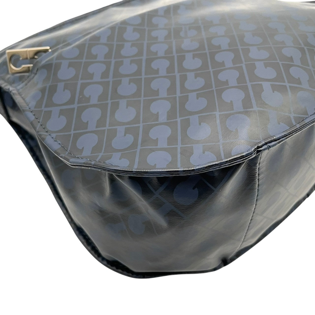美品 ゲラルディーニ GHERARDINI ショルダーバッグ 鞄 クロスボディ 斜め掛け可 ナイロン ソフティ ネイビー 紺 軽量 総柄 モノグラム ファスナー レディース カジュアル エレガント デイリー 旅行 サブバッグ 普段使い 上品 綺麗 S84