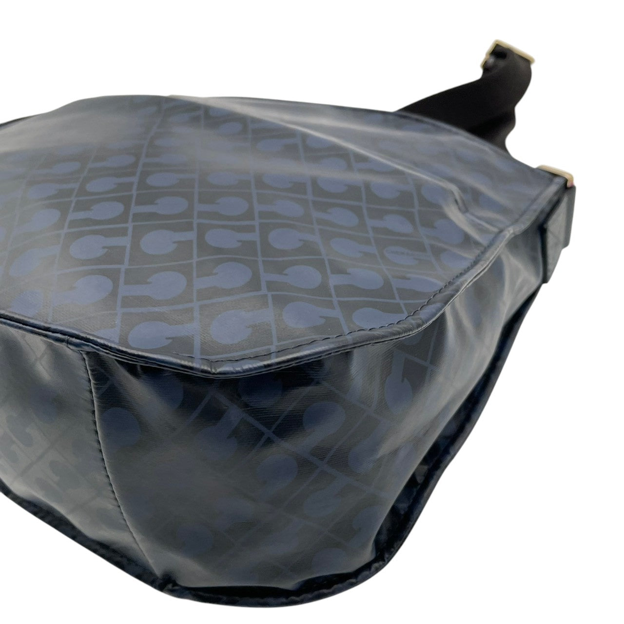 美品 ゲラルディーニ GHERARDINI ショルダーバッグ 鞄 クロスボディ 斜め掛け可 ナイロン ソフティ ネイビー 紺 軽量 総柄 モノグラム ファスナー レディース カジュアル エレガント デイリー 旅行 サブバッグ 普段使い 上品 綺麗 S84