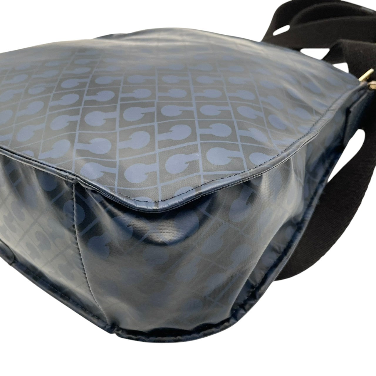 美品 ゲラルディーニ GHERARDINI ショルダーバッグ 鞄 クロスボディ 斜め掛け可 ナイロン ソフティ ネイビー 紺 軽量 総柄 モノグラム ファスナー レディース カジュアル エレガント デイリー 旅行 サブバッグ 普段使い 上品 綺麗 S84